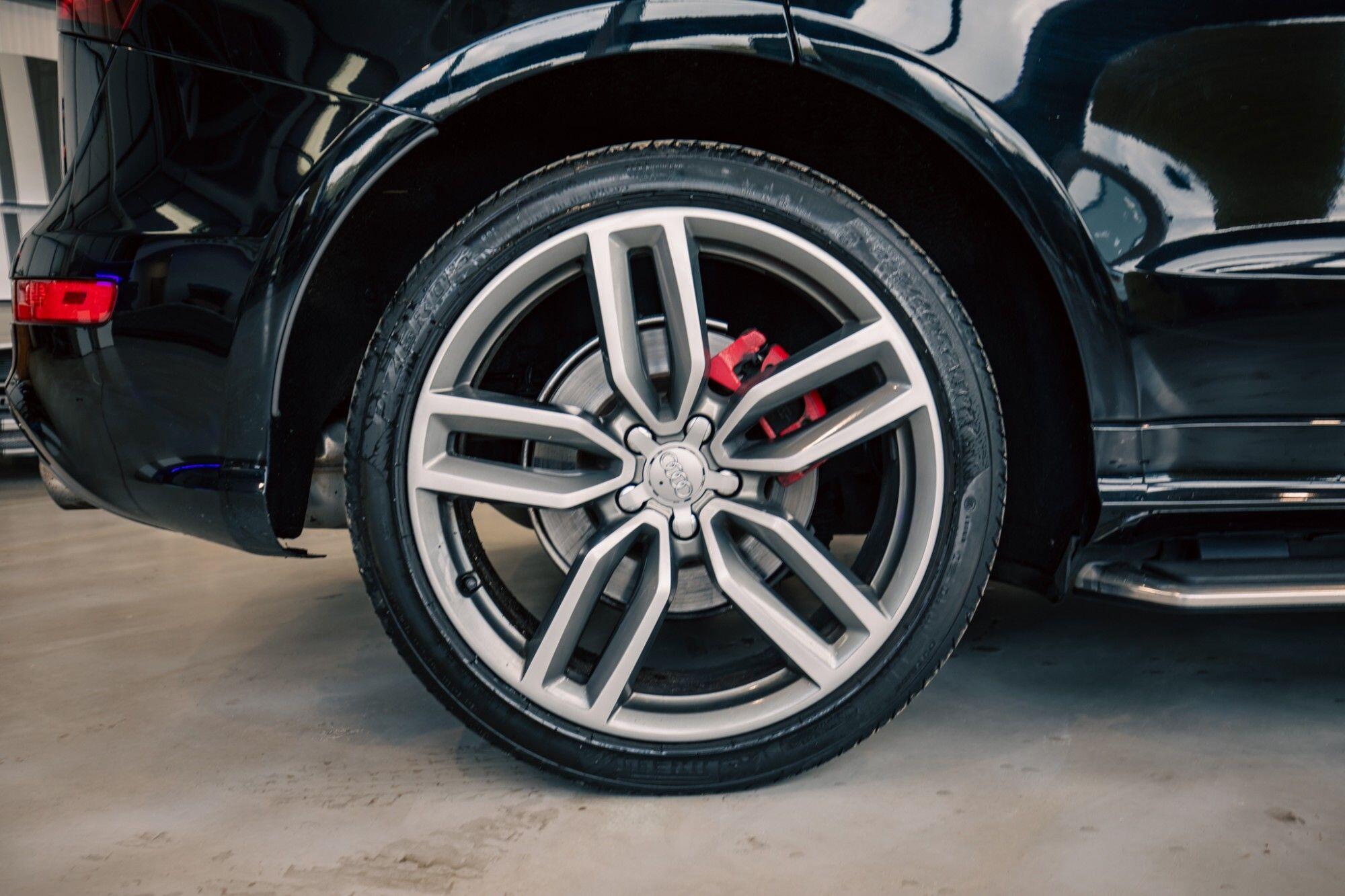 Audi SQ5 view 9
