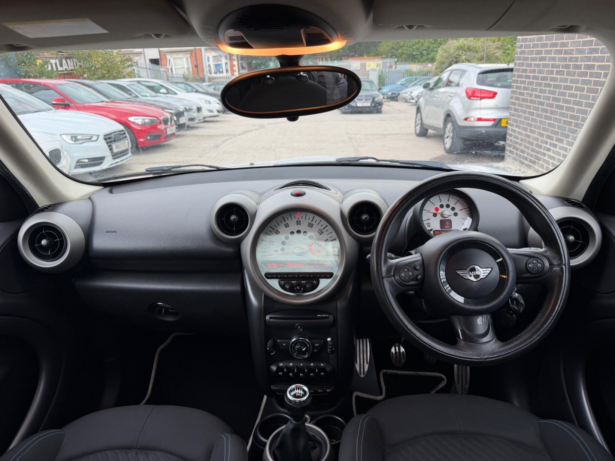 Mini Countryman view 24