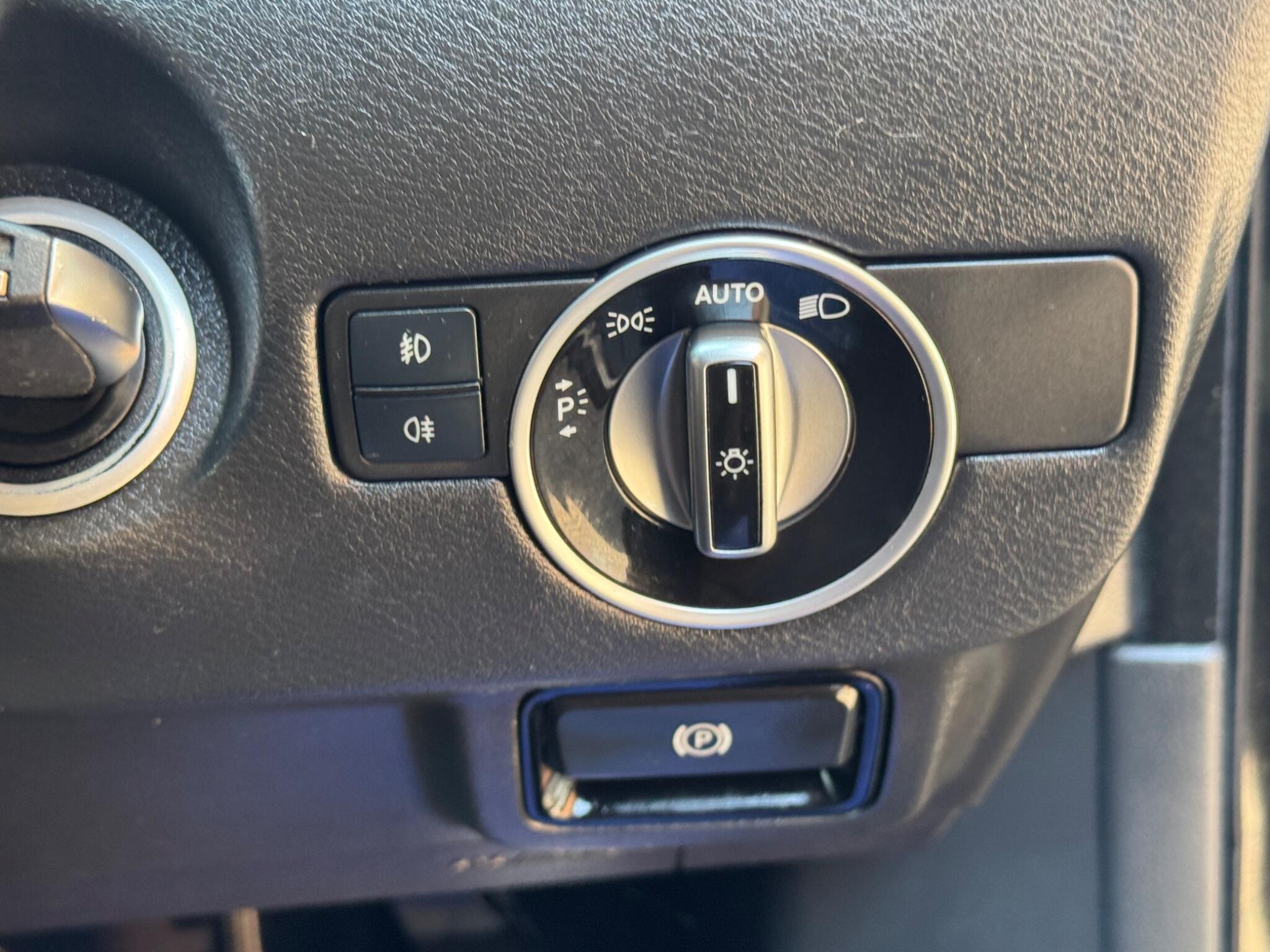 Infiniti Q30 view 16