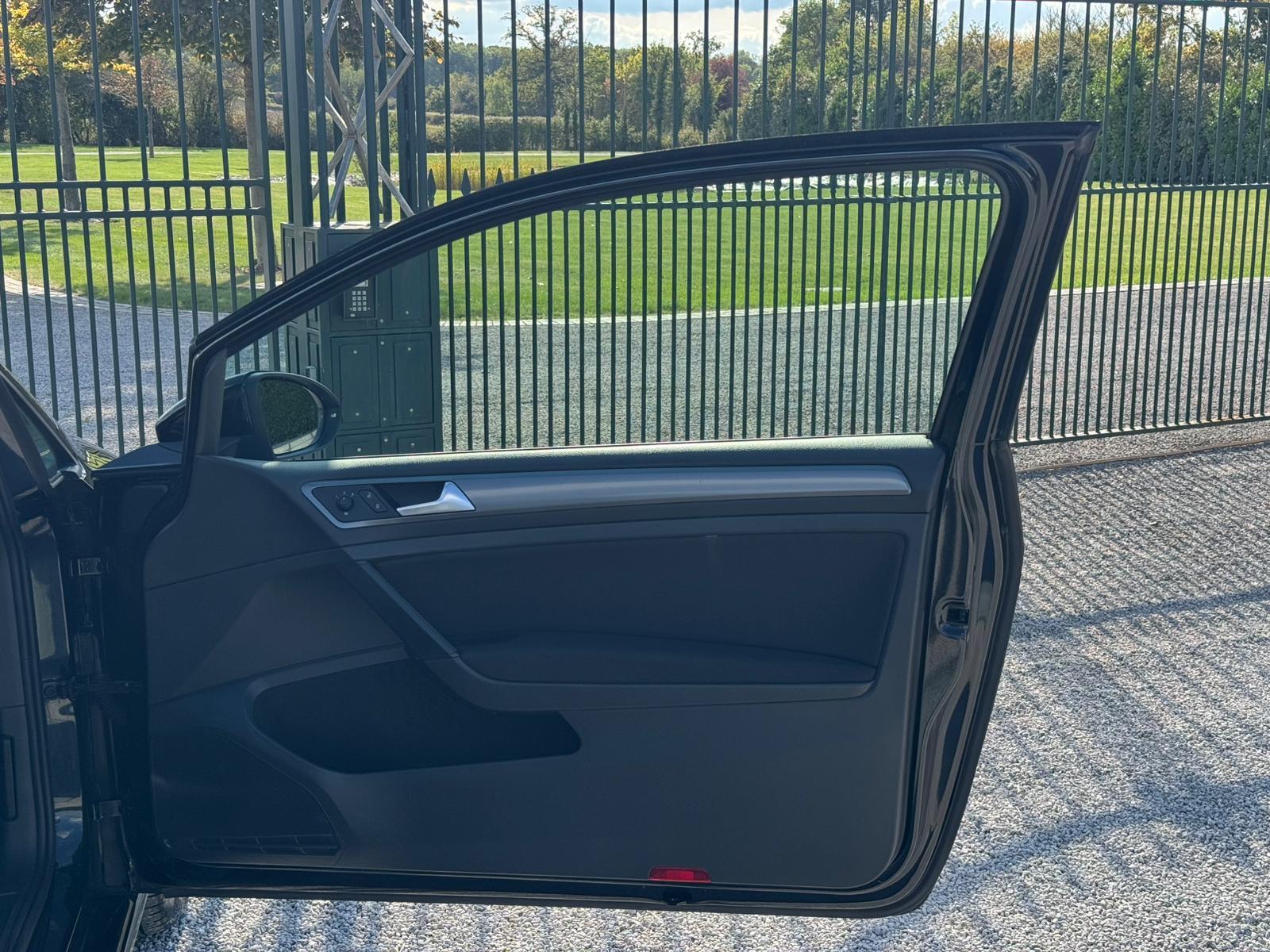 2014 Volkswagen Golf image 9