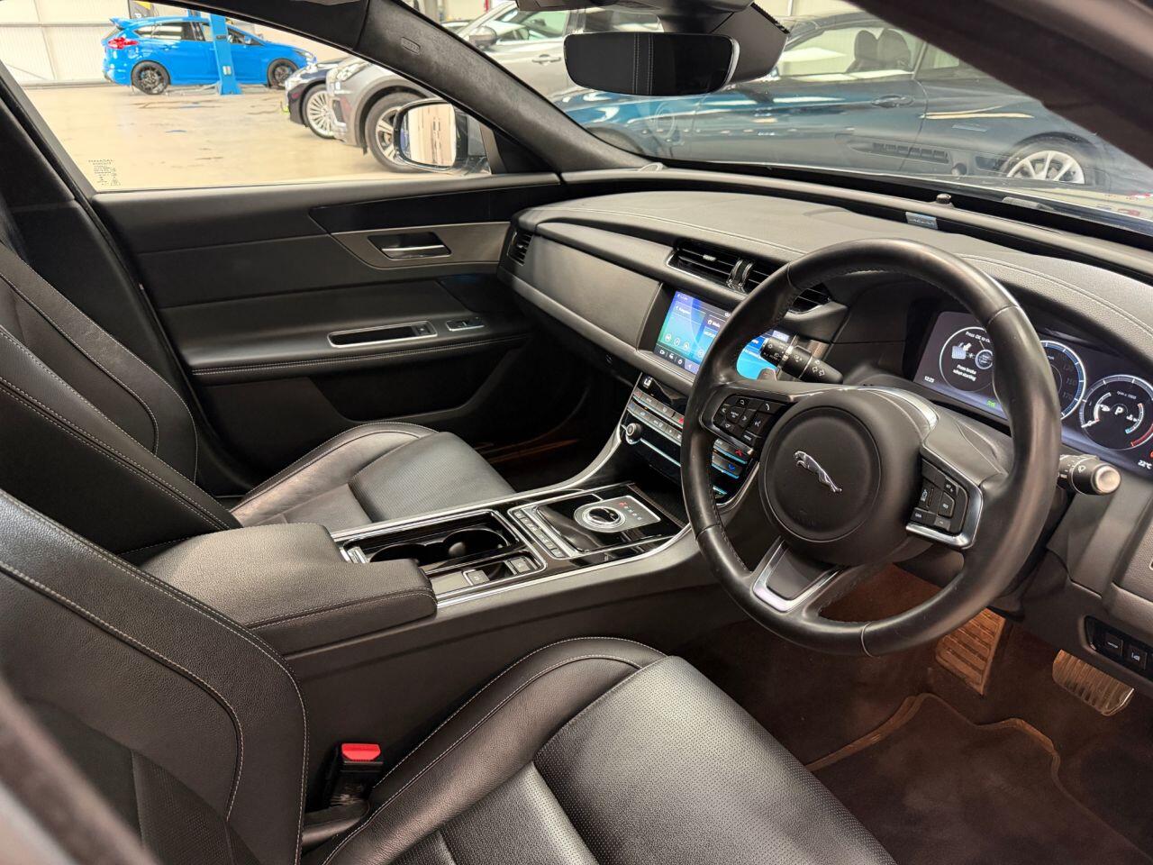 Jaguar XF view 4