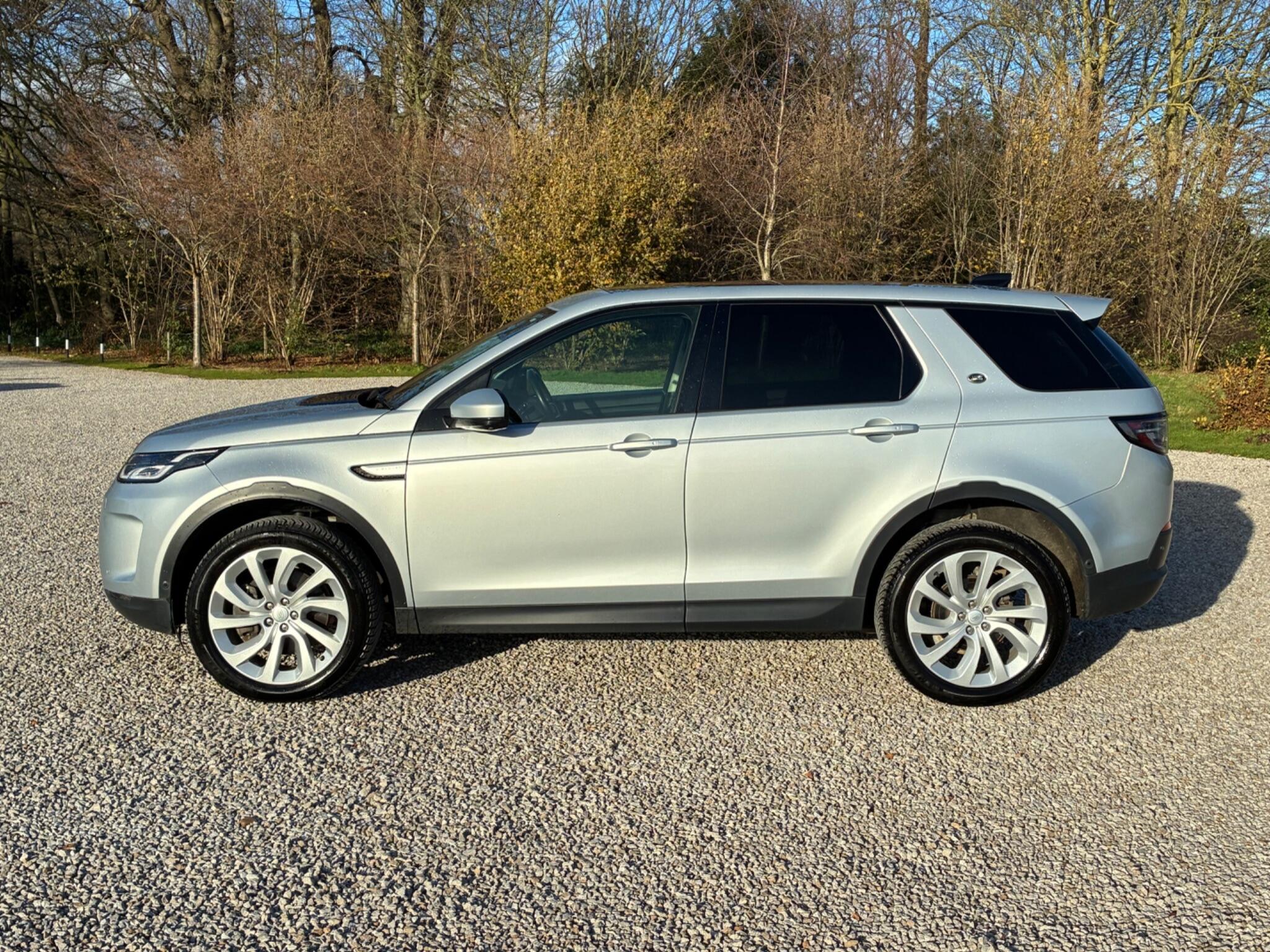 Land Rover Discovery Sport view 4
