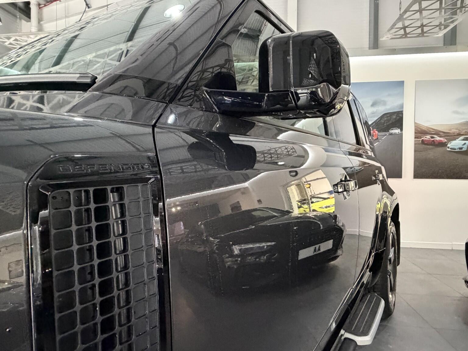 Land Rover Defender 110 view 50