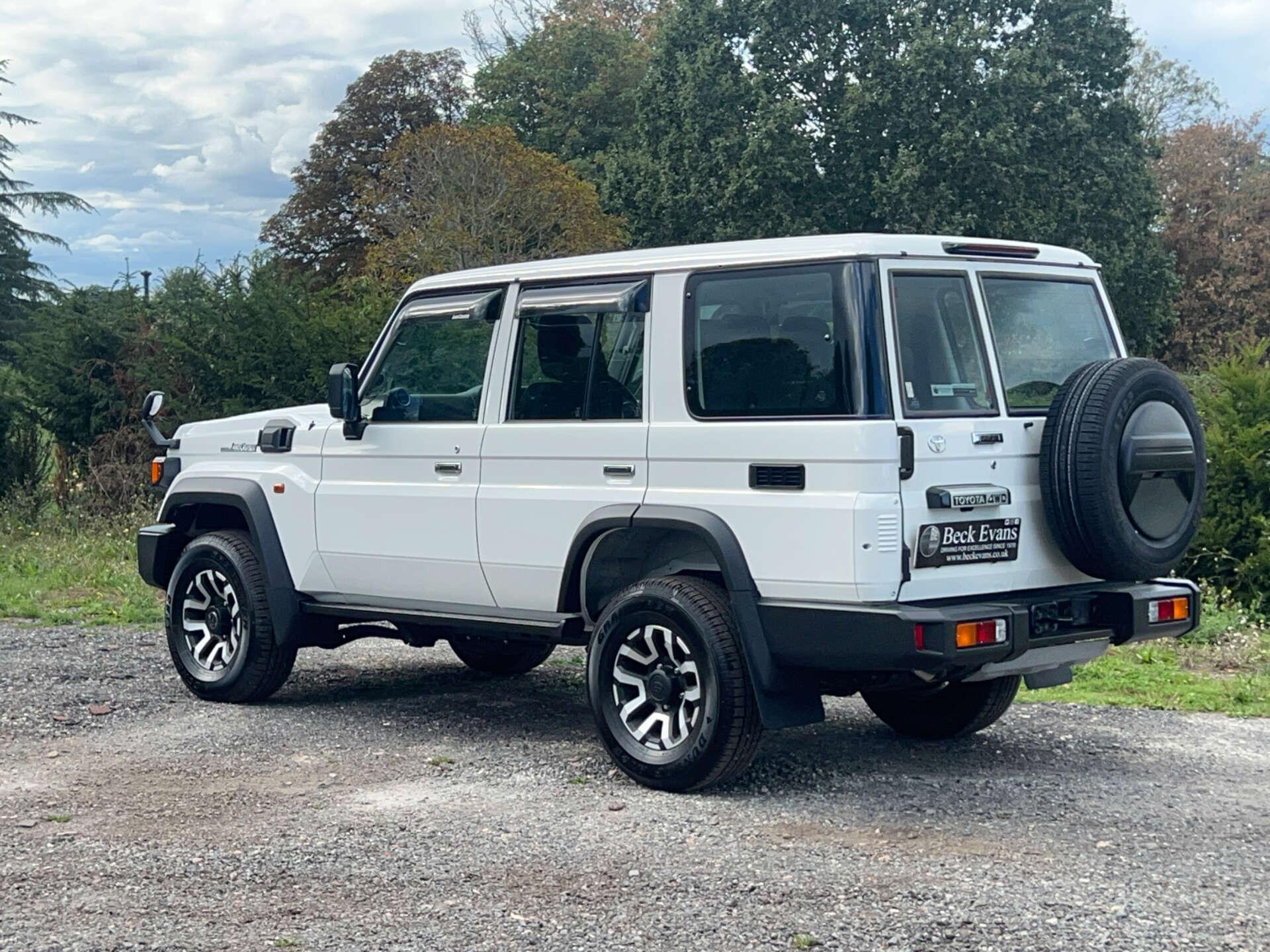 Toyota Land Cruiser view 23