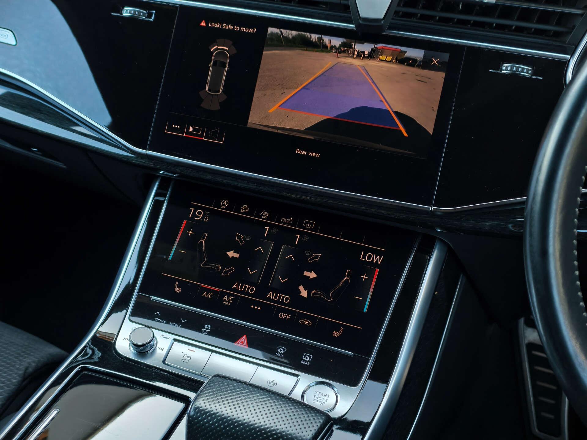 Audi Q8 view 42