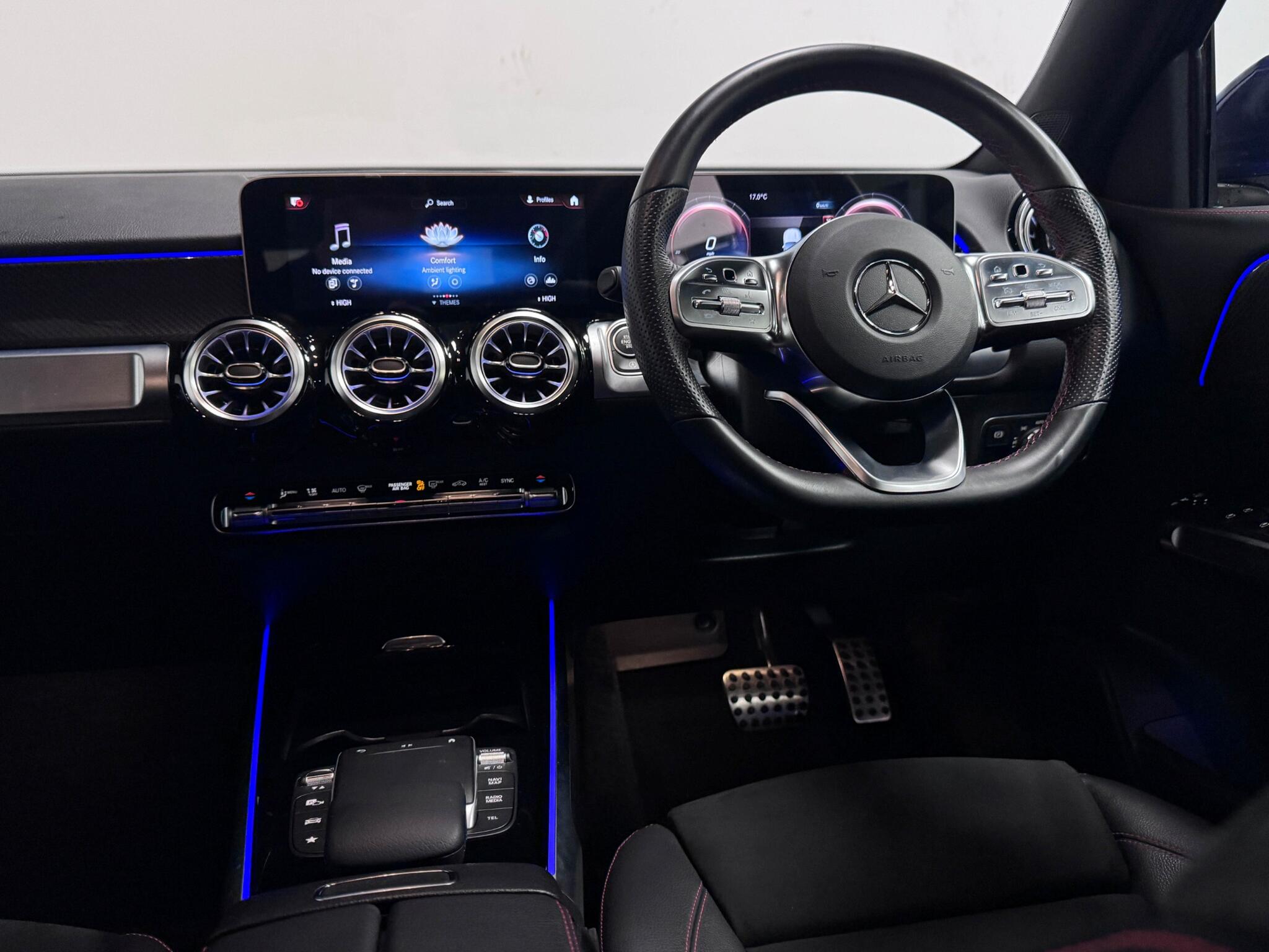 Mercedes-Benz GLB view 32
