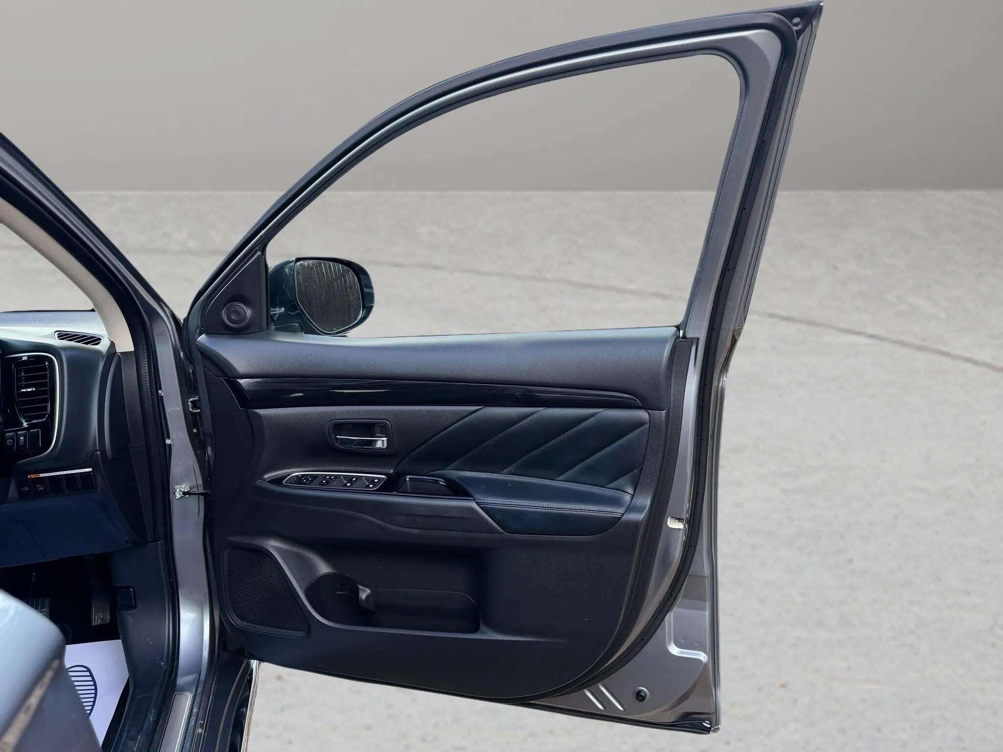 Mitsubishi Outlander view 48