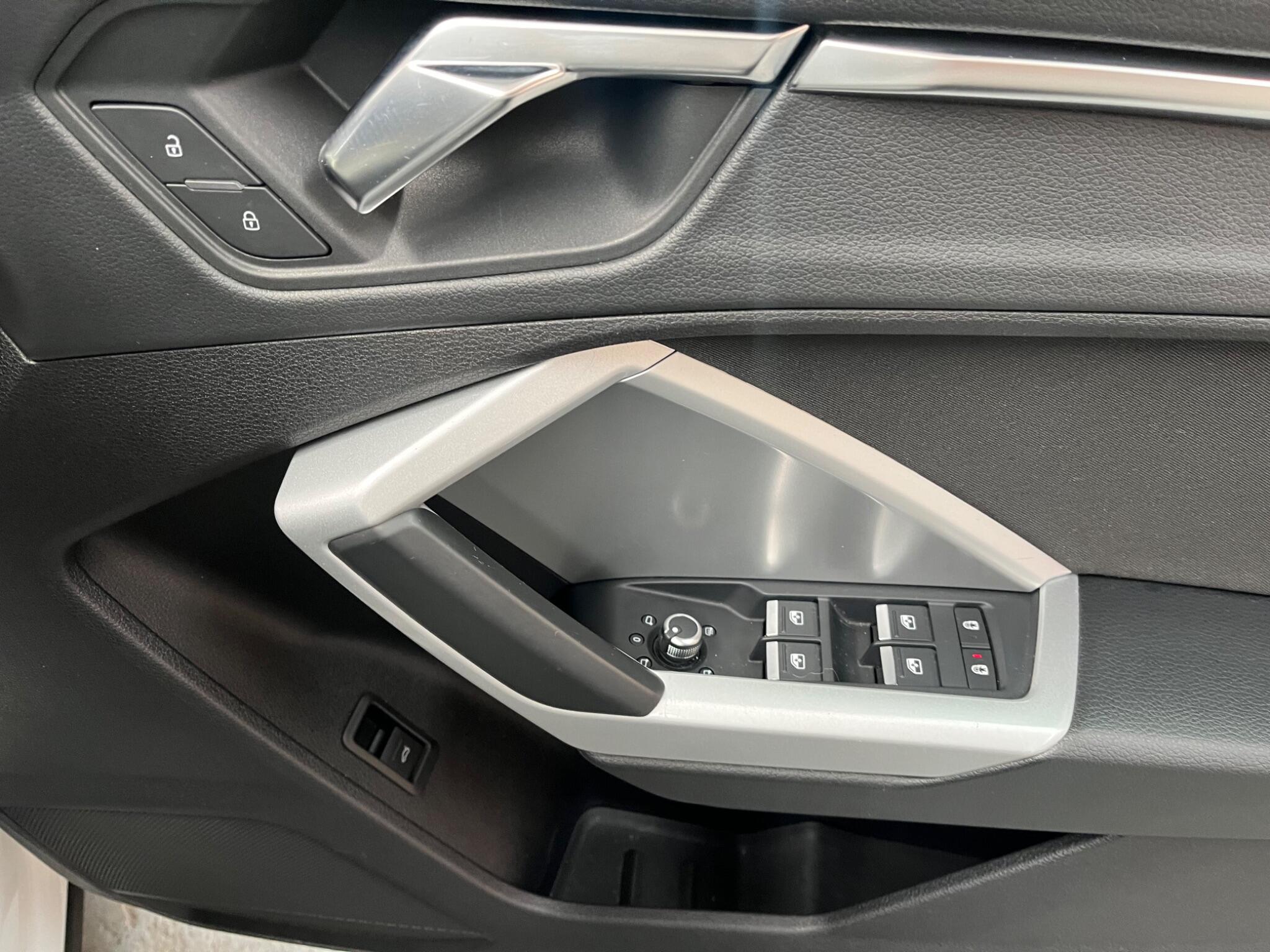 Audi Q3 view 32