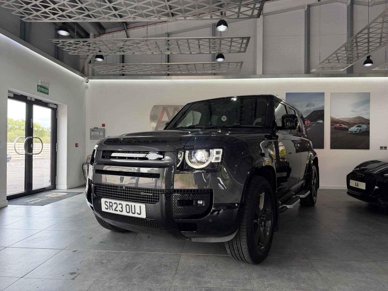 Land Rover Defender 110 view 55
