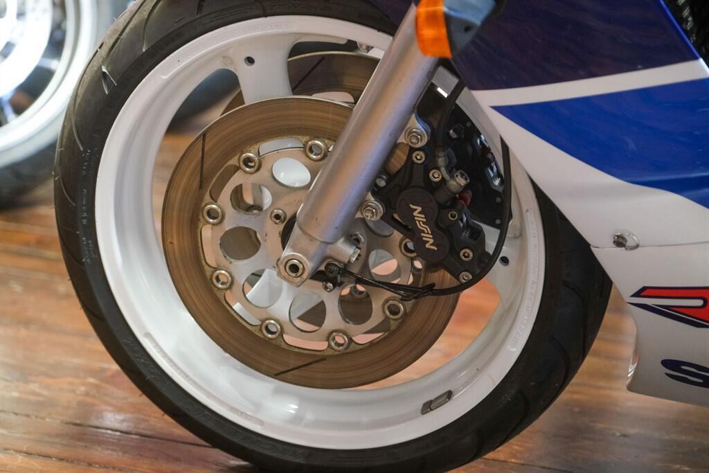 Suzuki GSX-R750 view 16