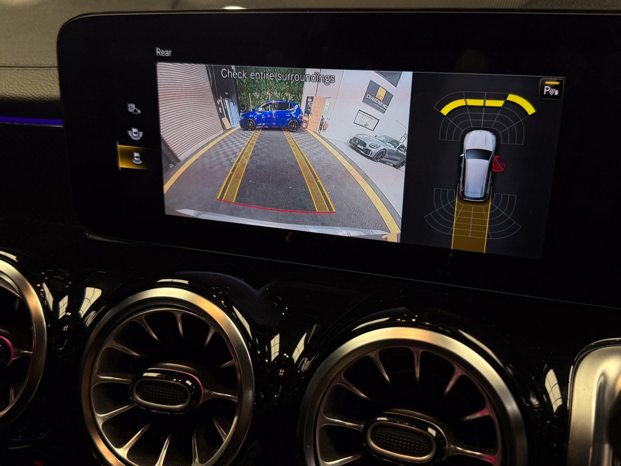 Mercedes-Benz GLB view 33