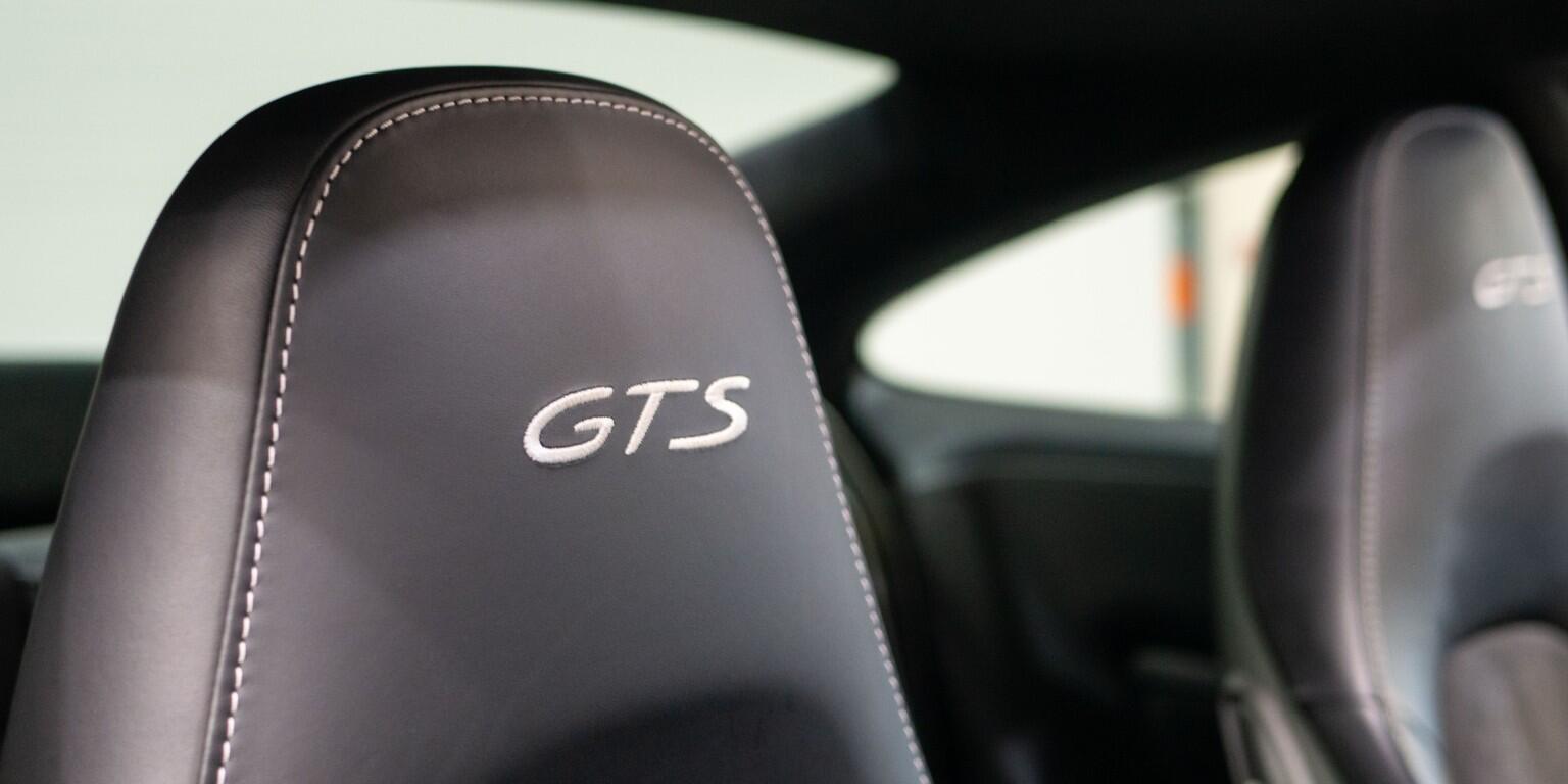 Porsche 911 view 30