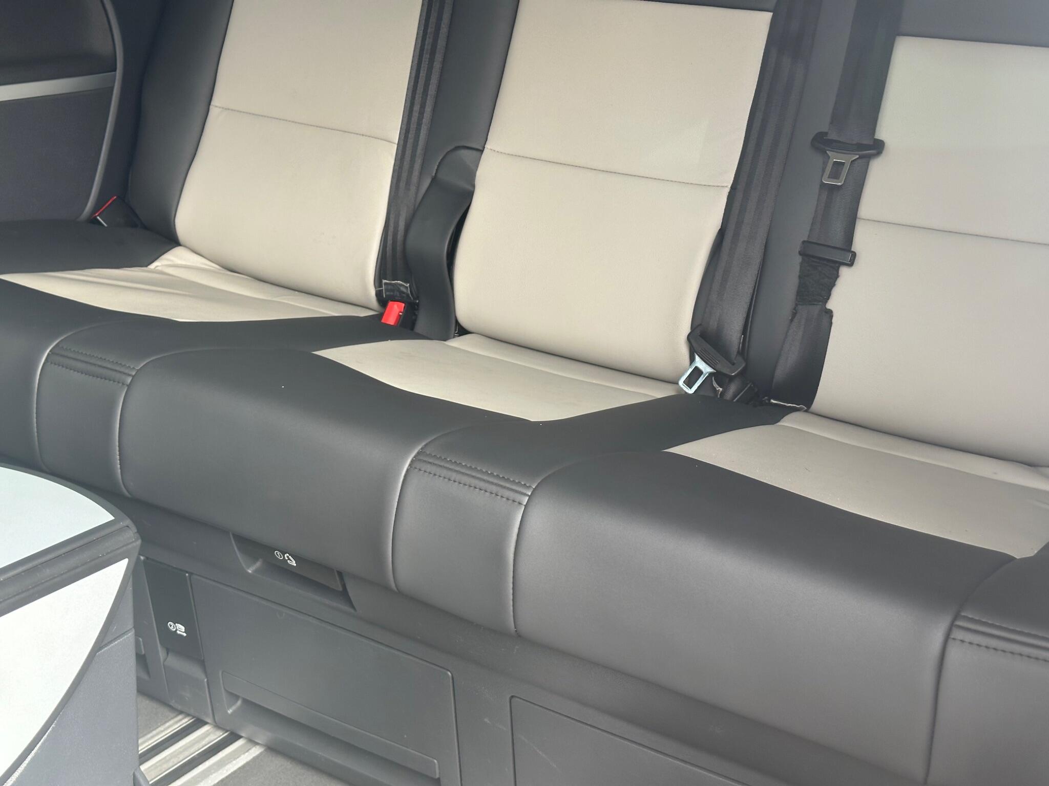 Volkswagen Caravelle view 15