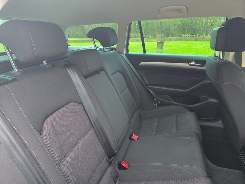 2015 Volkswagen Passat image 28