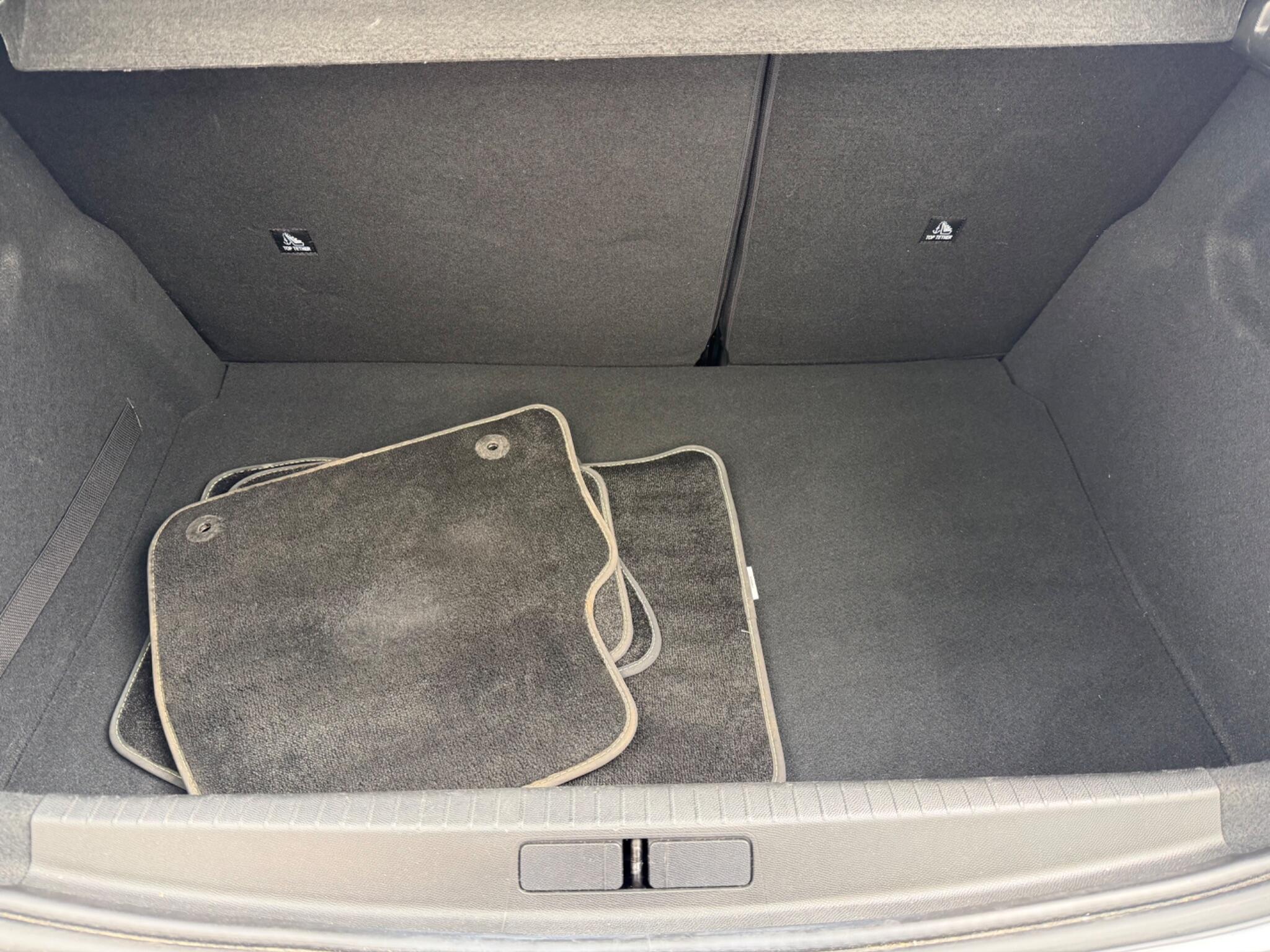Peugeot E-208 view 27