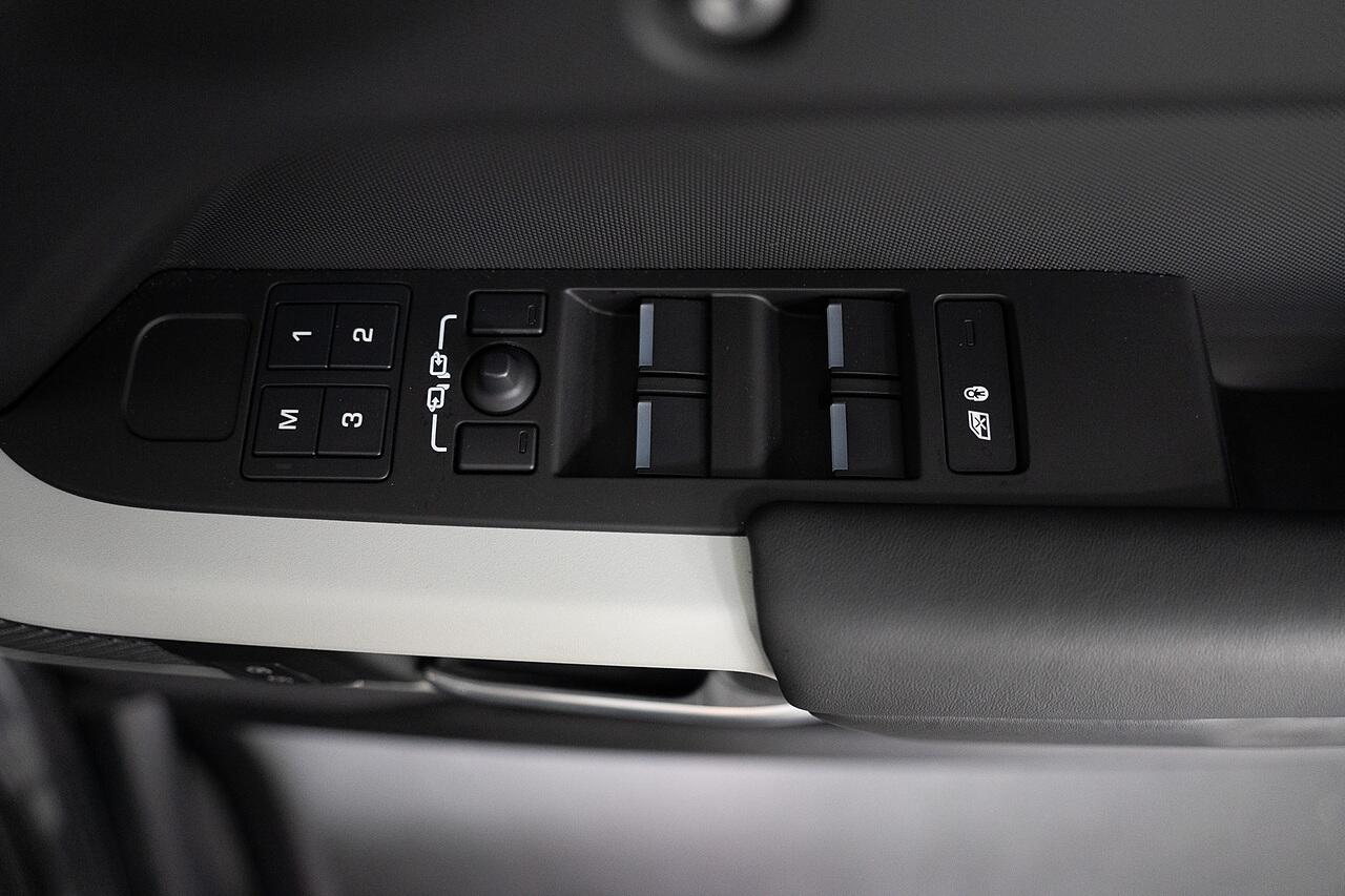 Land Rover Defender view 27