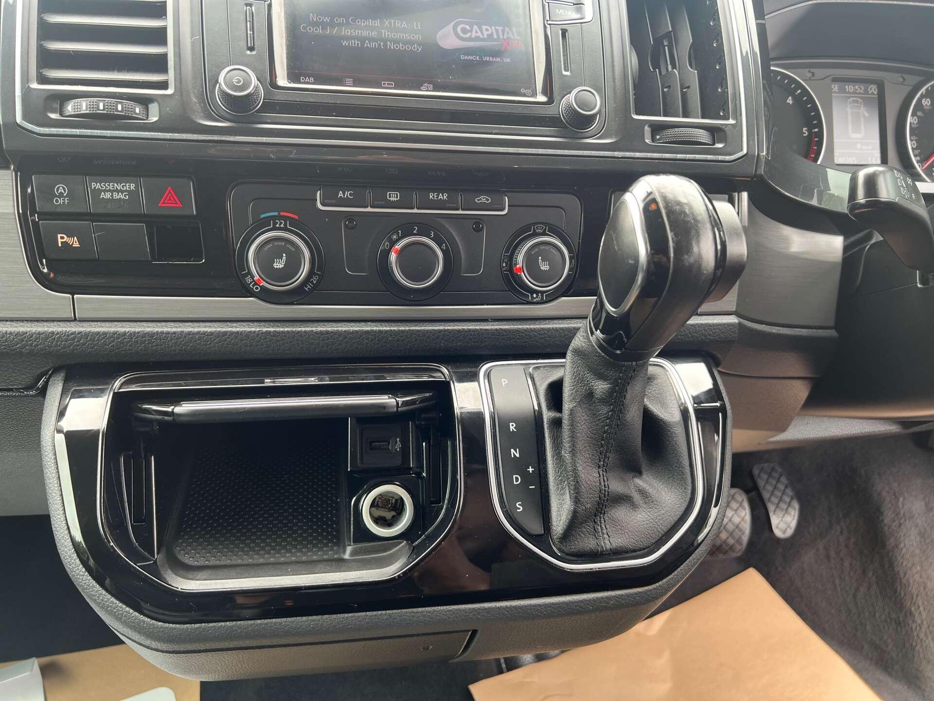 Volkswagen Caravelle view 18