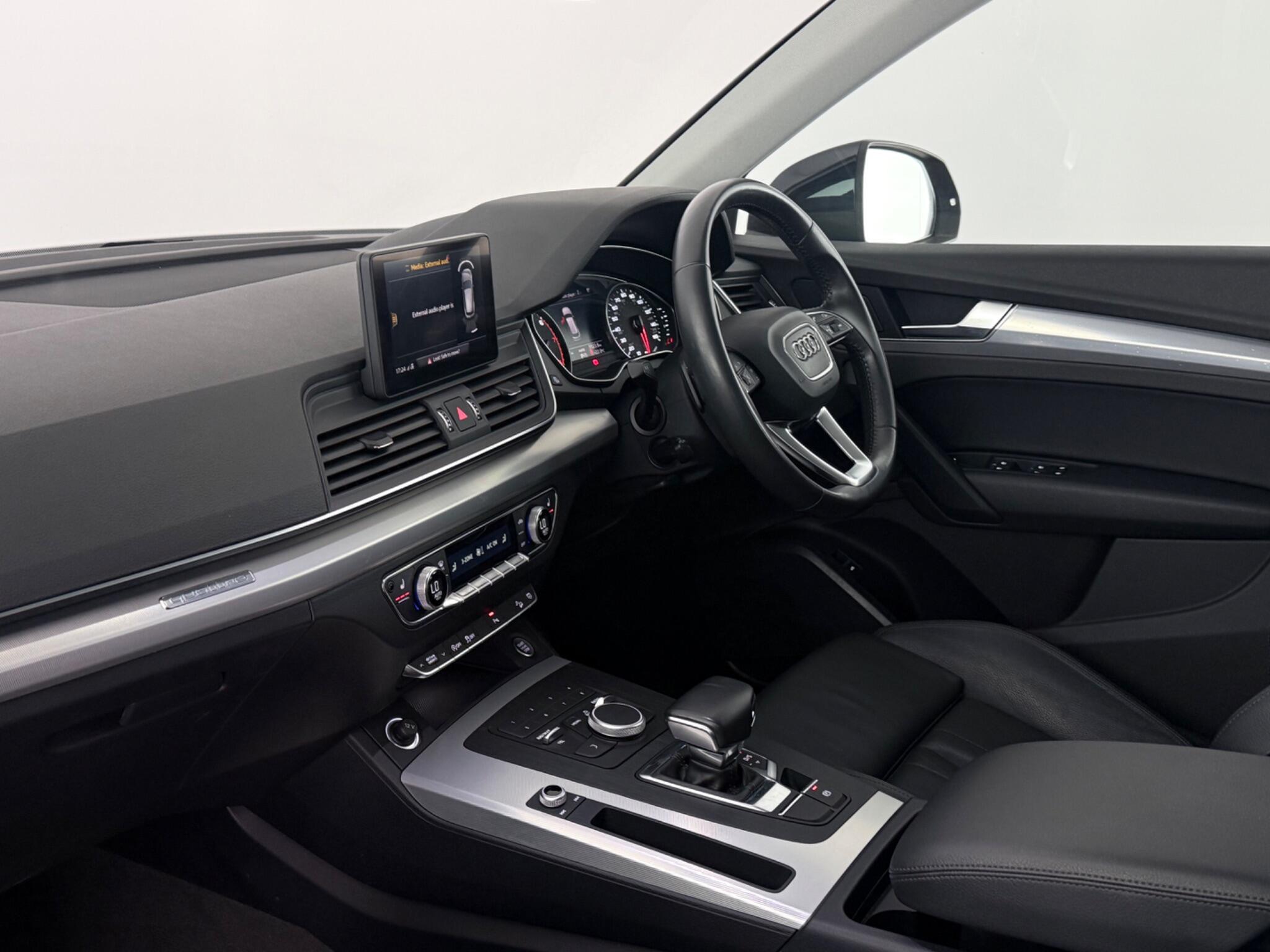 Audi Q5 view 4