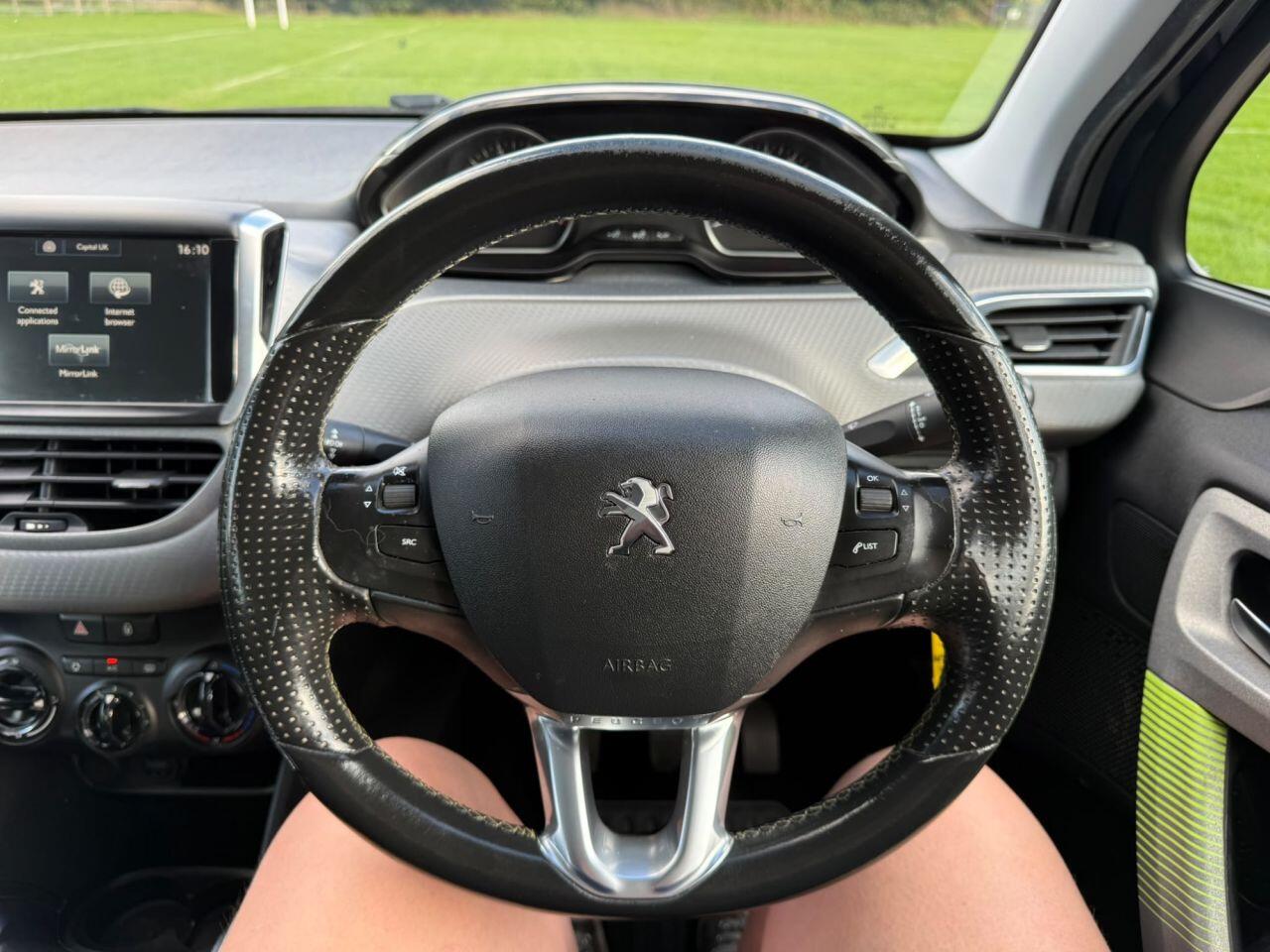 Peugeot 208 view 45