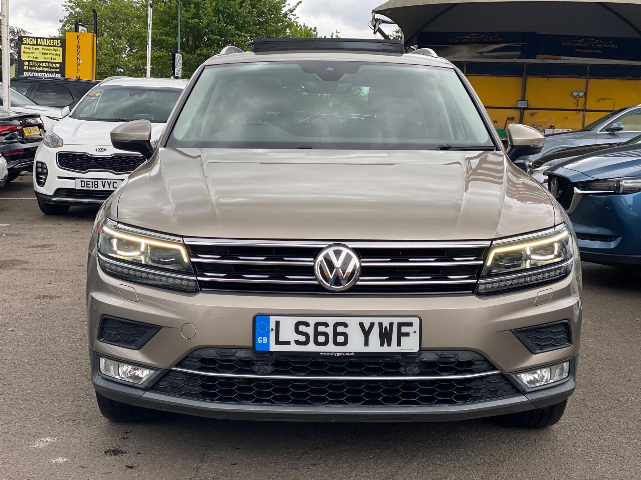 Volkswagen Tiguan view 3