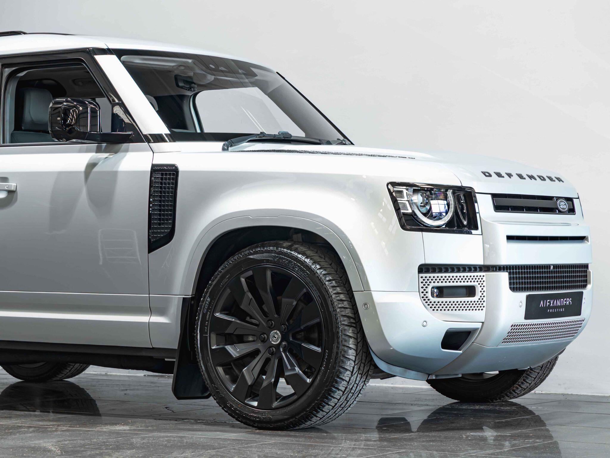 Land Rover Defender 110 view 11