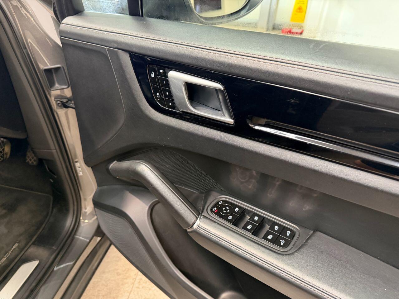 Porsche Cayenne view 31