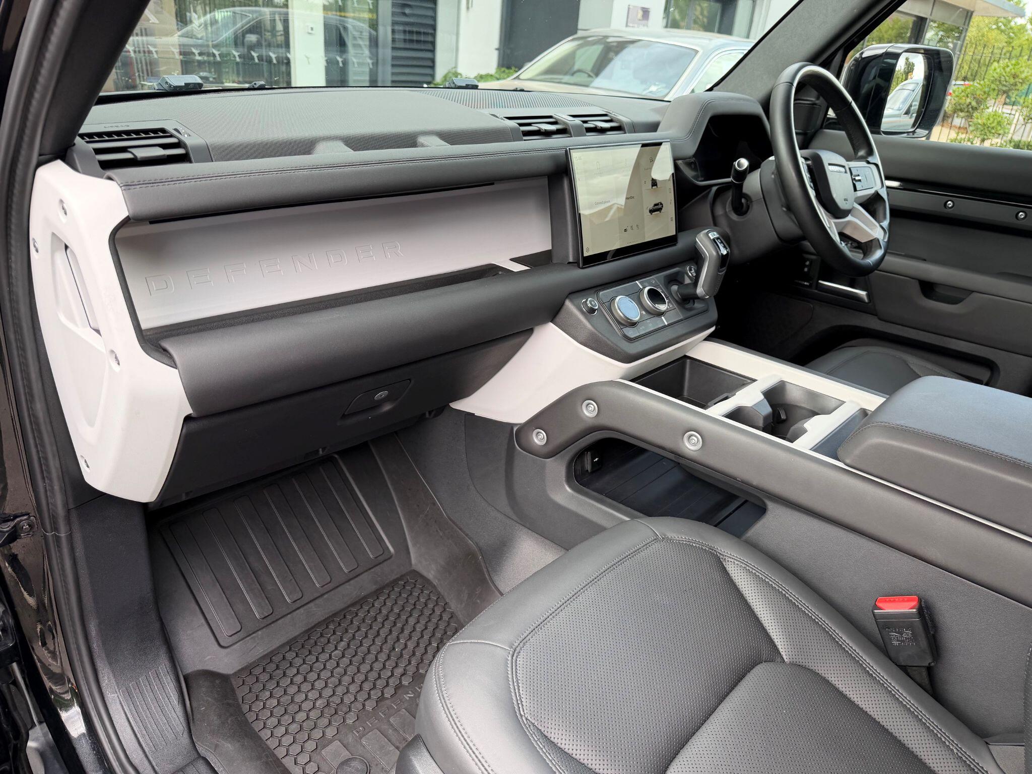 Land Rover Defender 110 view 11