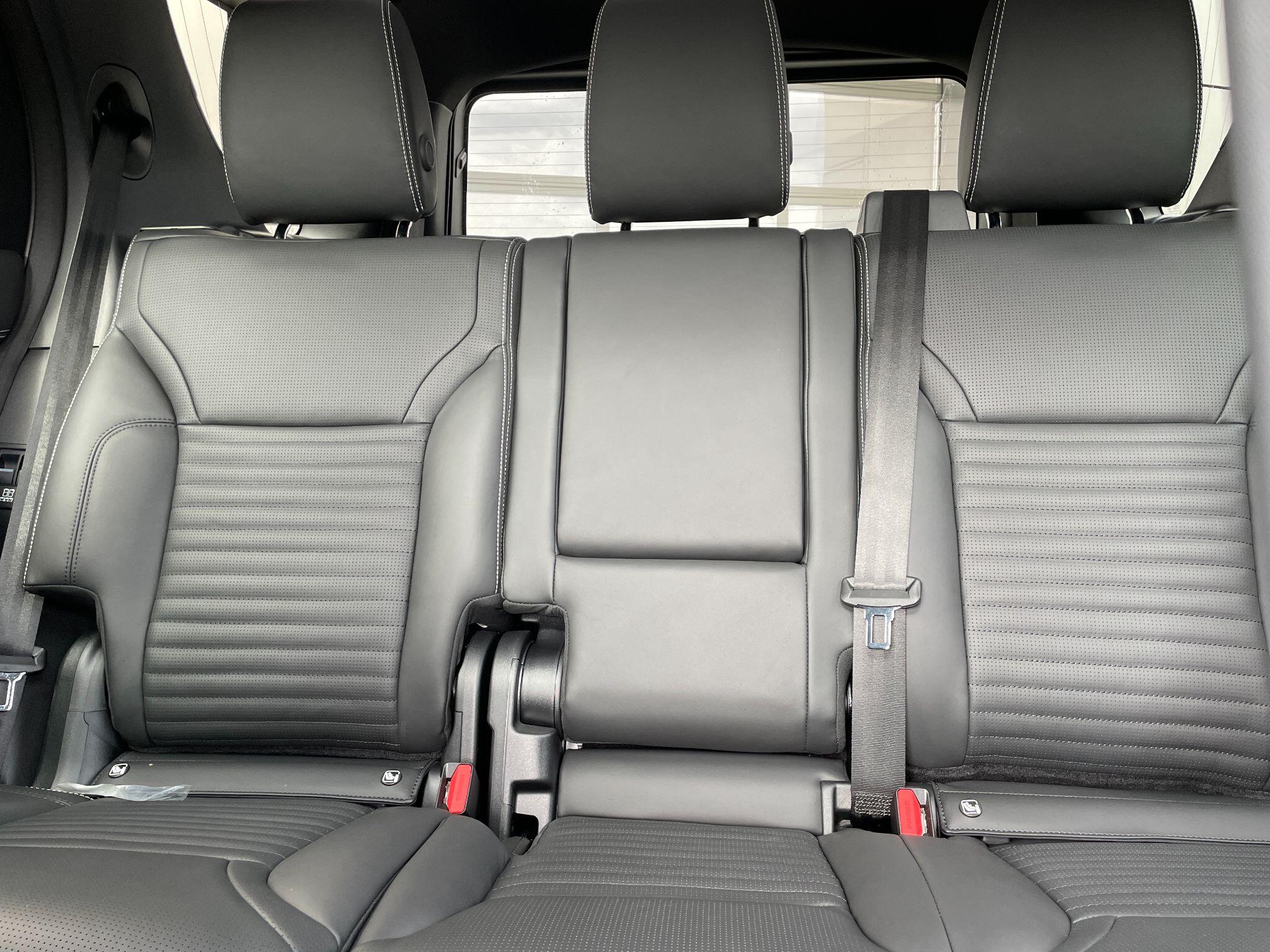 Land Rover Discovery view 13
