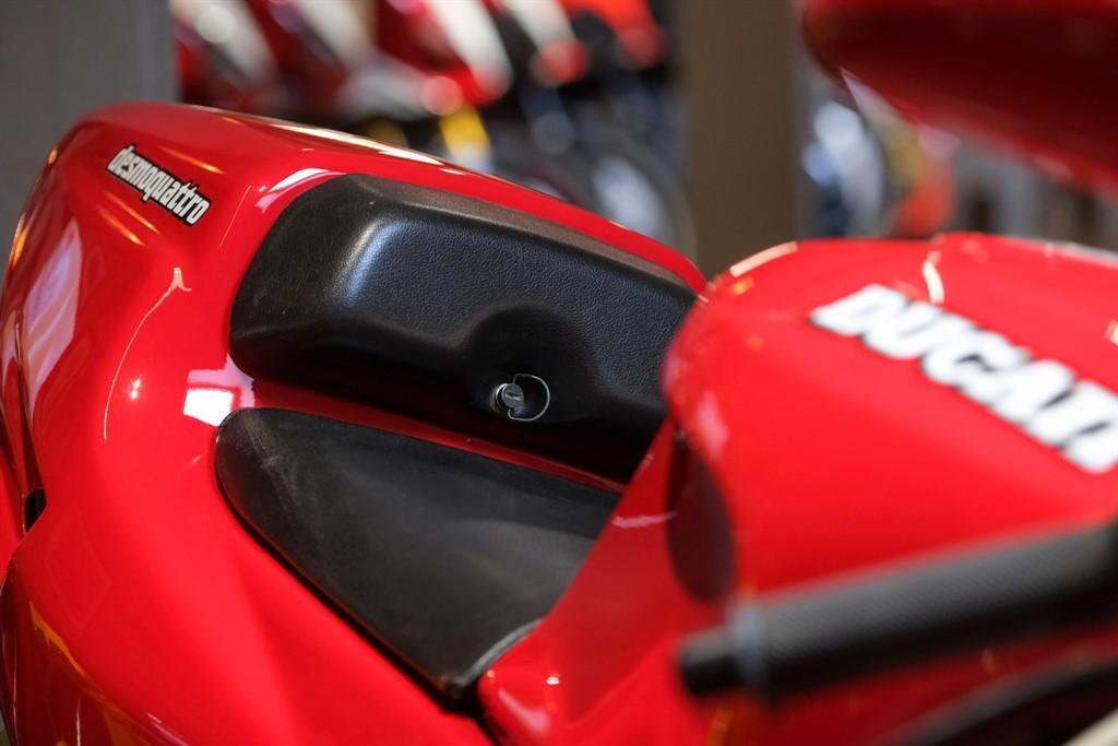 Ducati 888 view 4