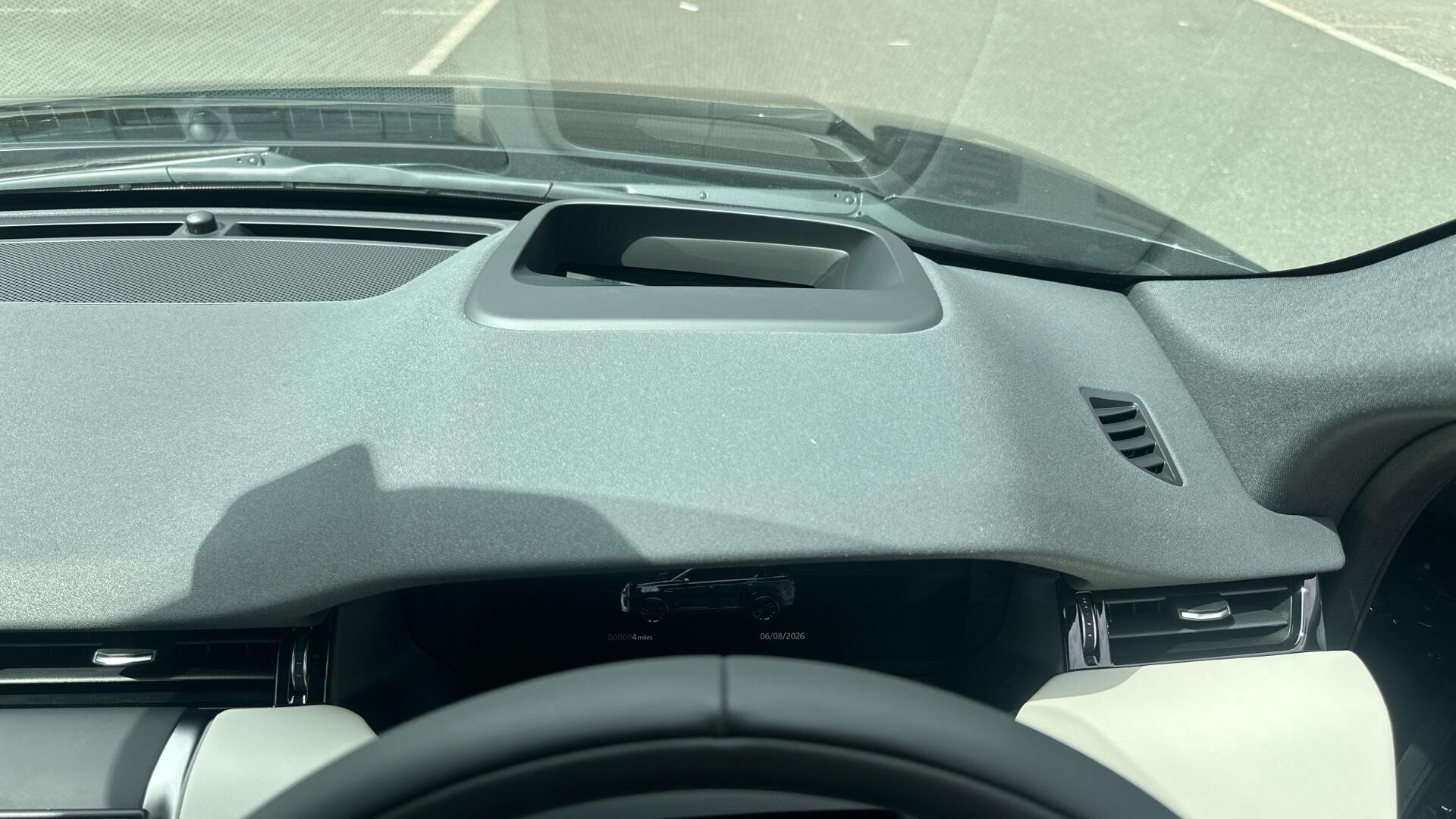 Land Rover Discovery Sport view 43