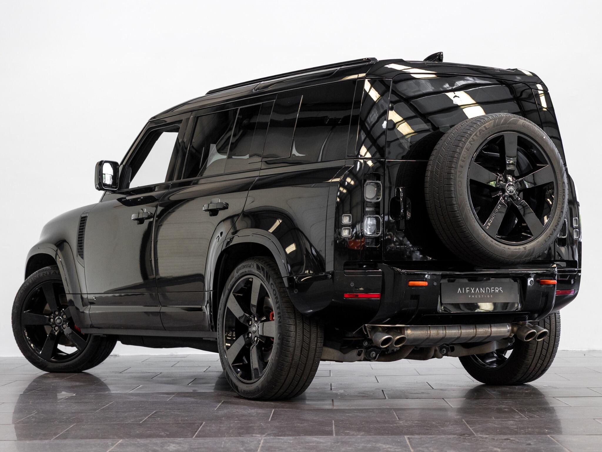 Land Rover Defender 110 view 9