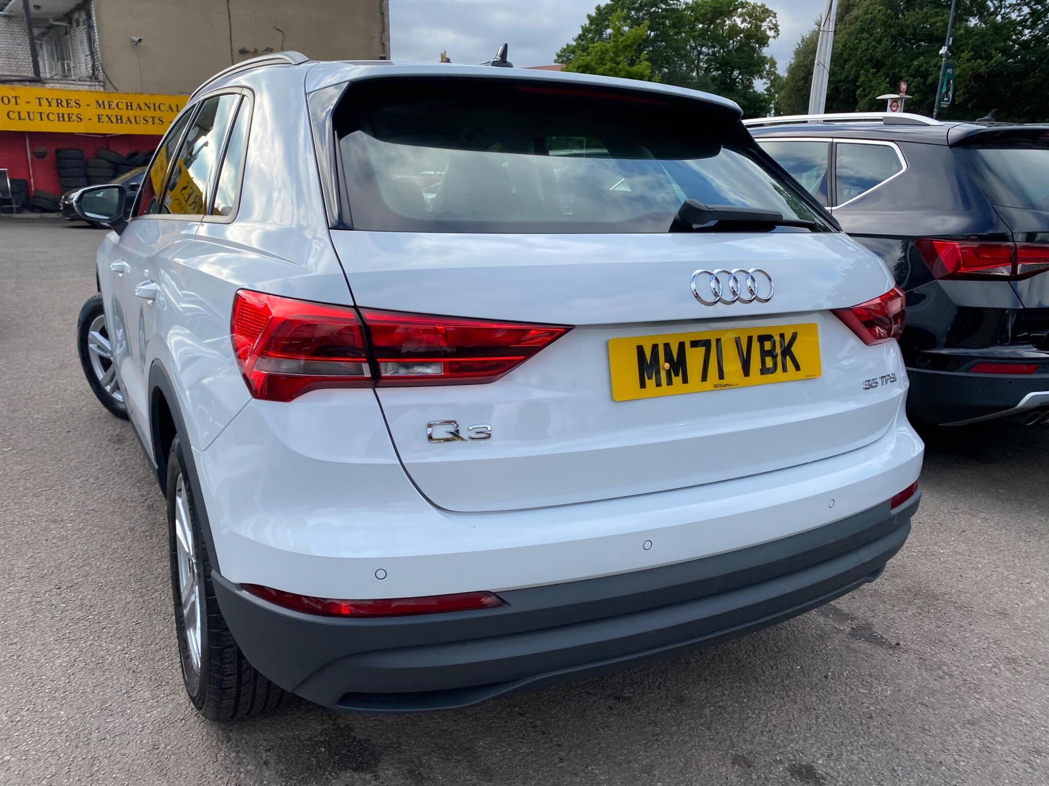 Audi Q3 view 14