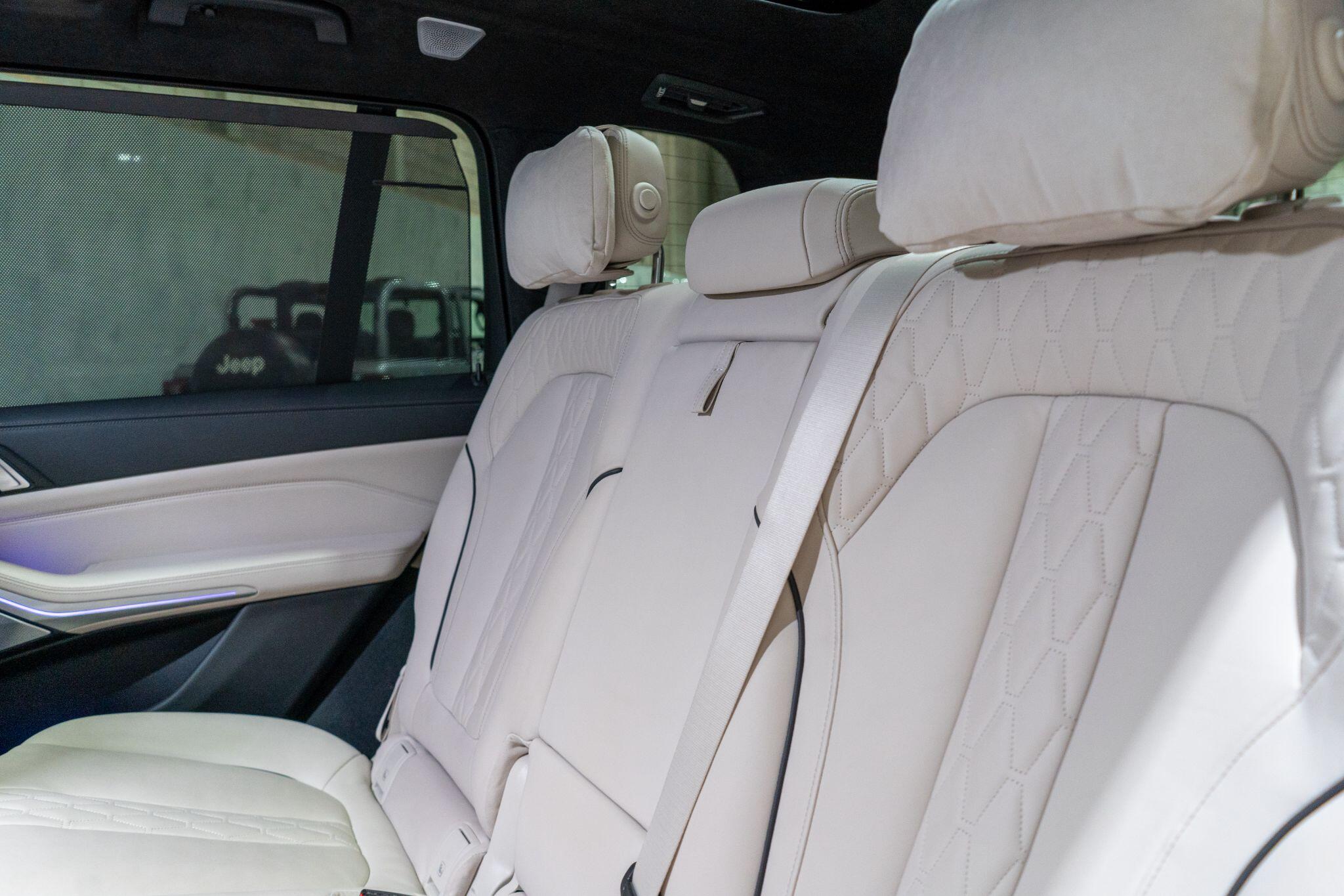 BMW X7 view 16