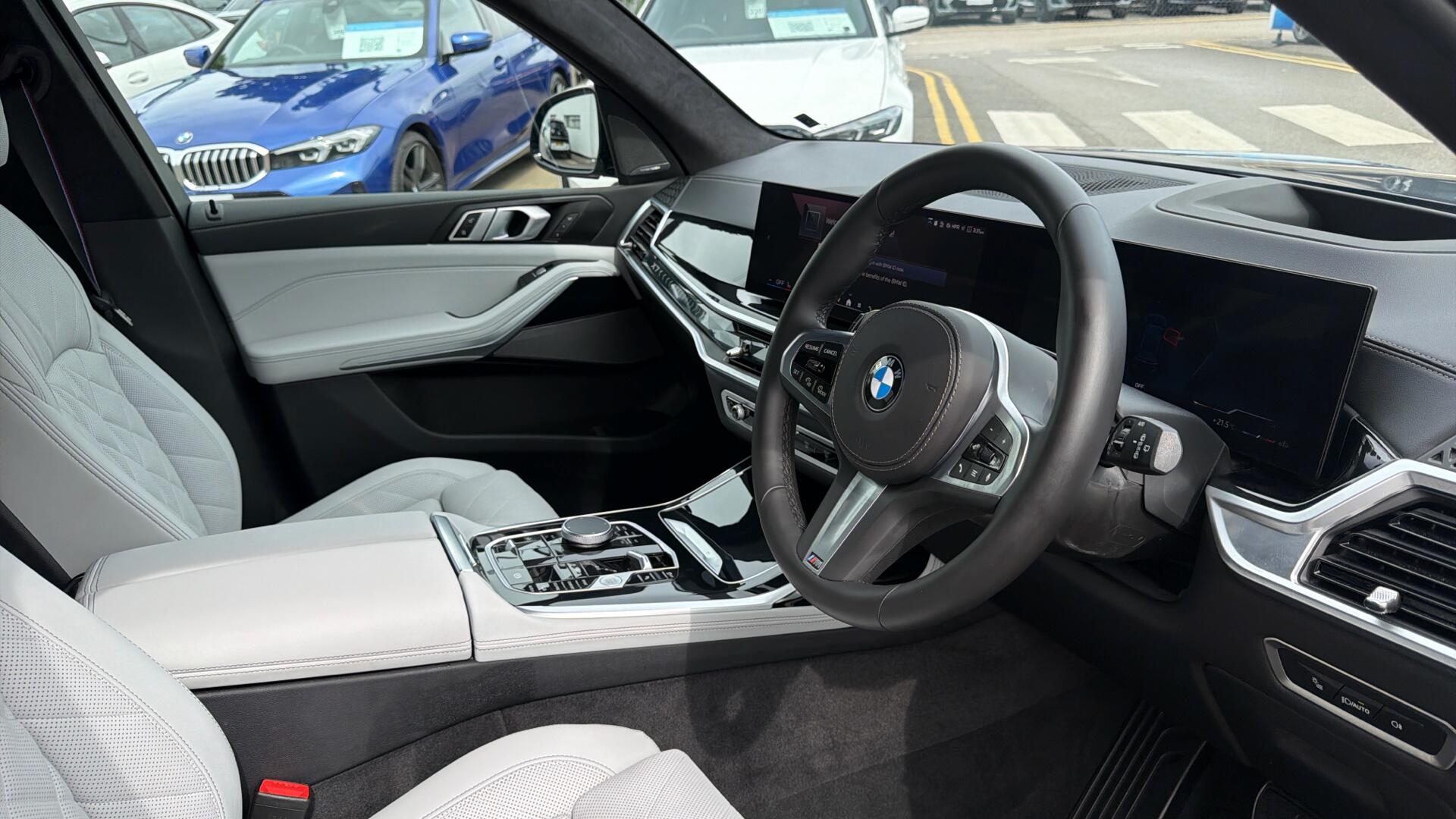 BMW X7 view 6