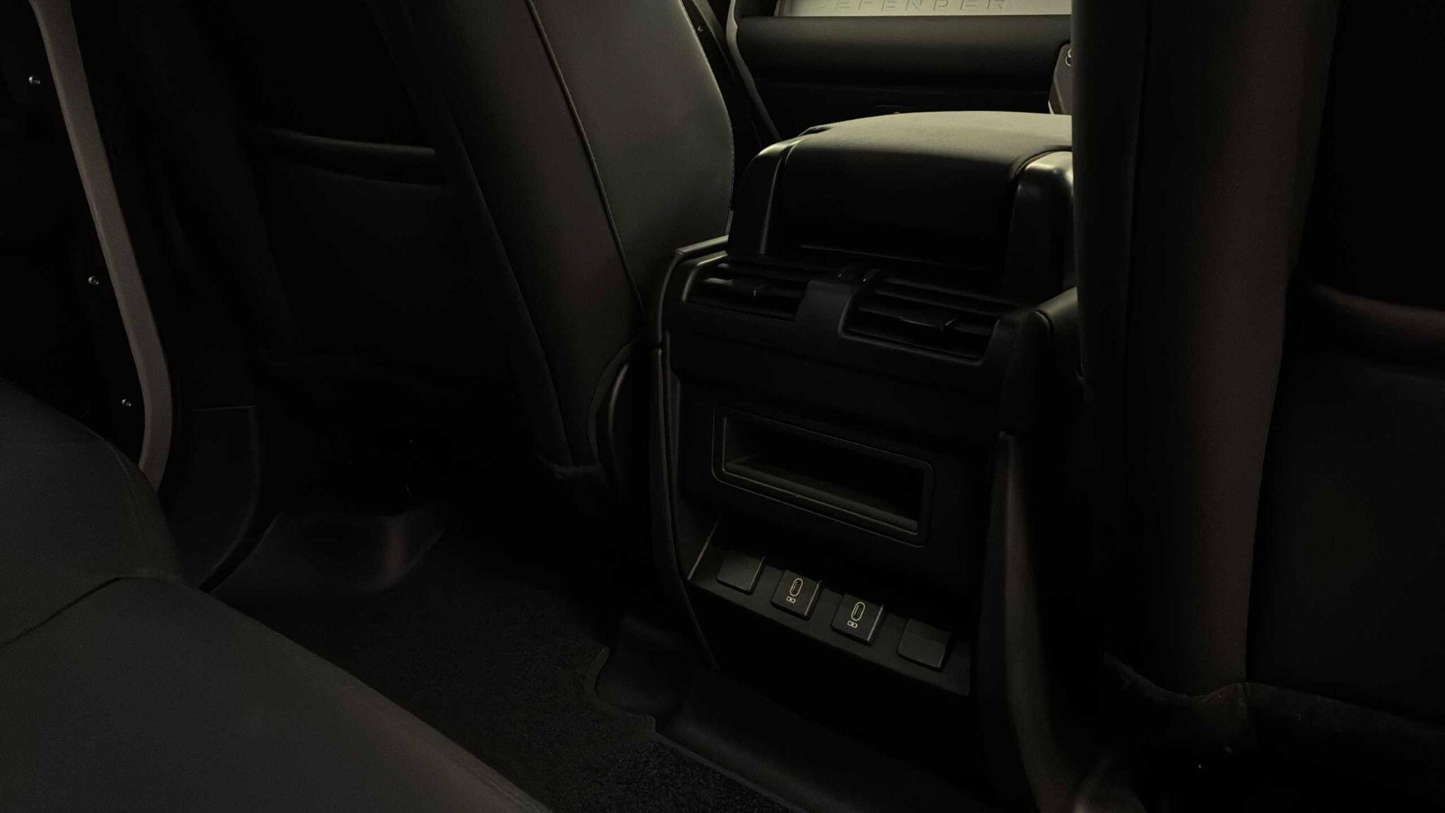 Land Rover Defender view 64