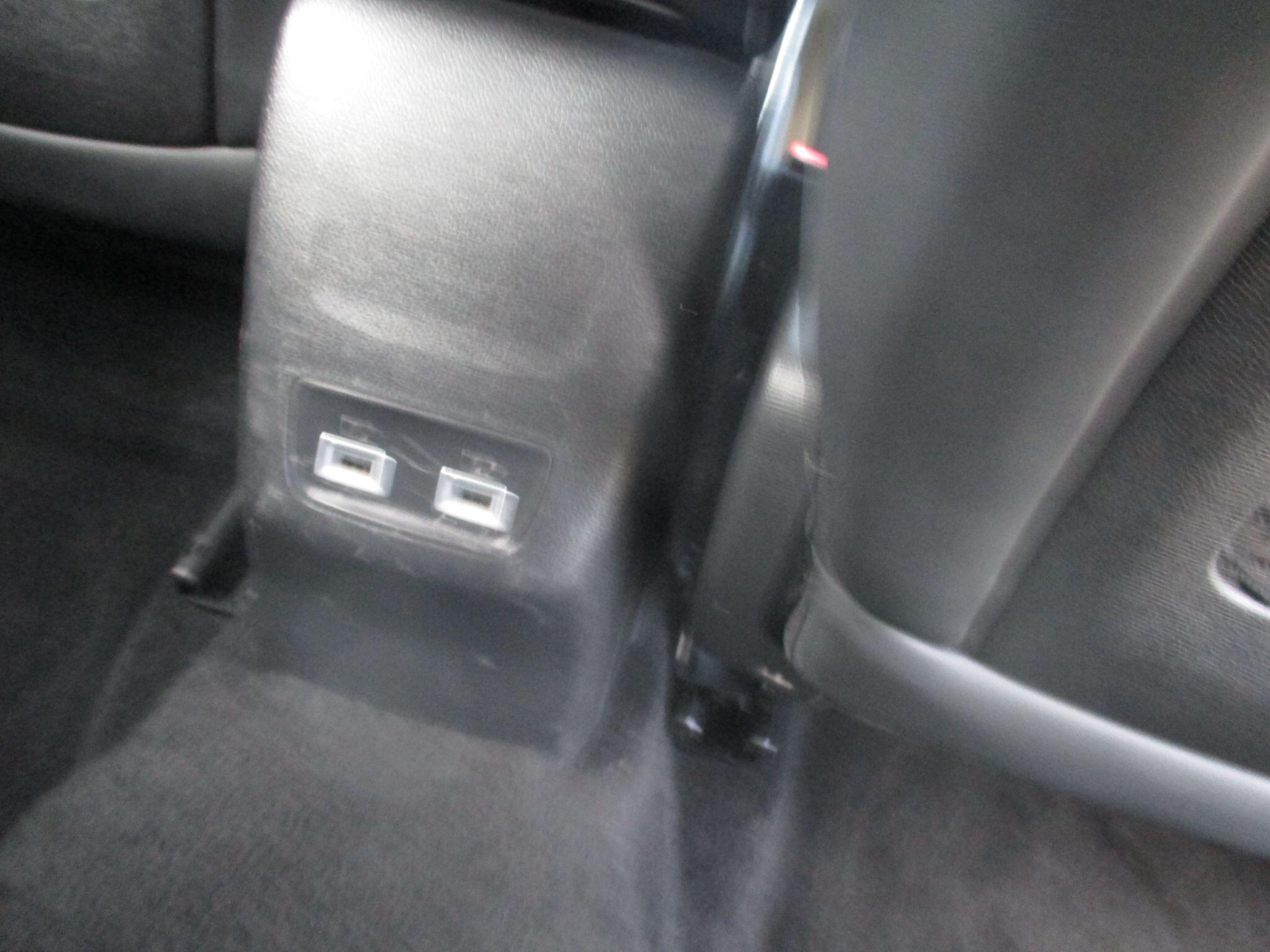 Peugeot E-2008 view 32