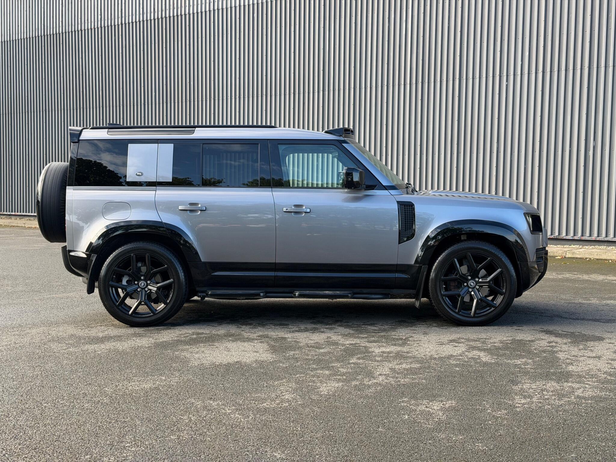 Land Rover Defender view 4