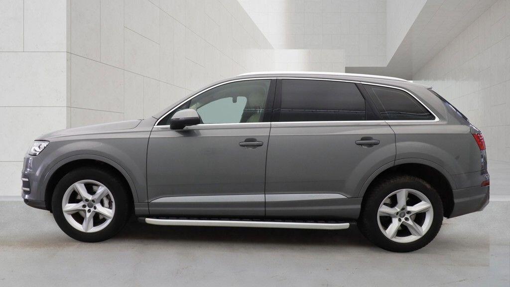 Audi Q7 view 7