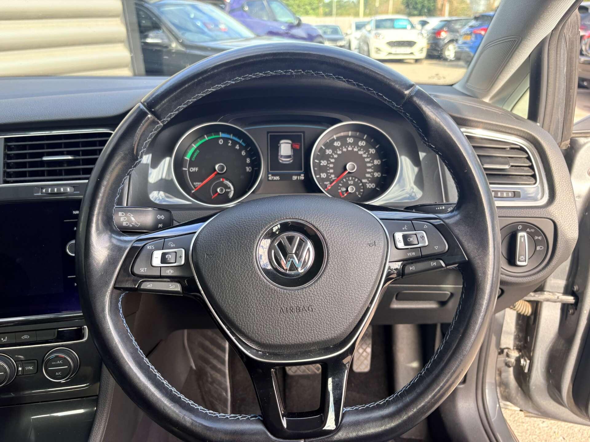Volkswagen e-Golf view 12
