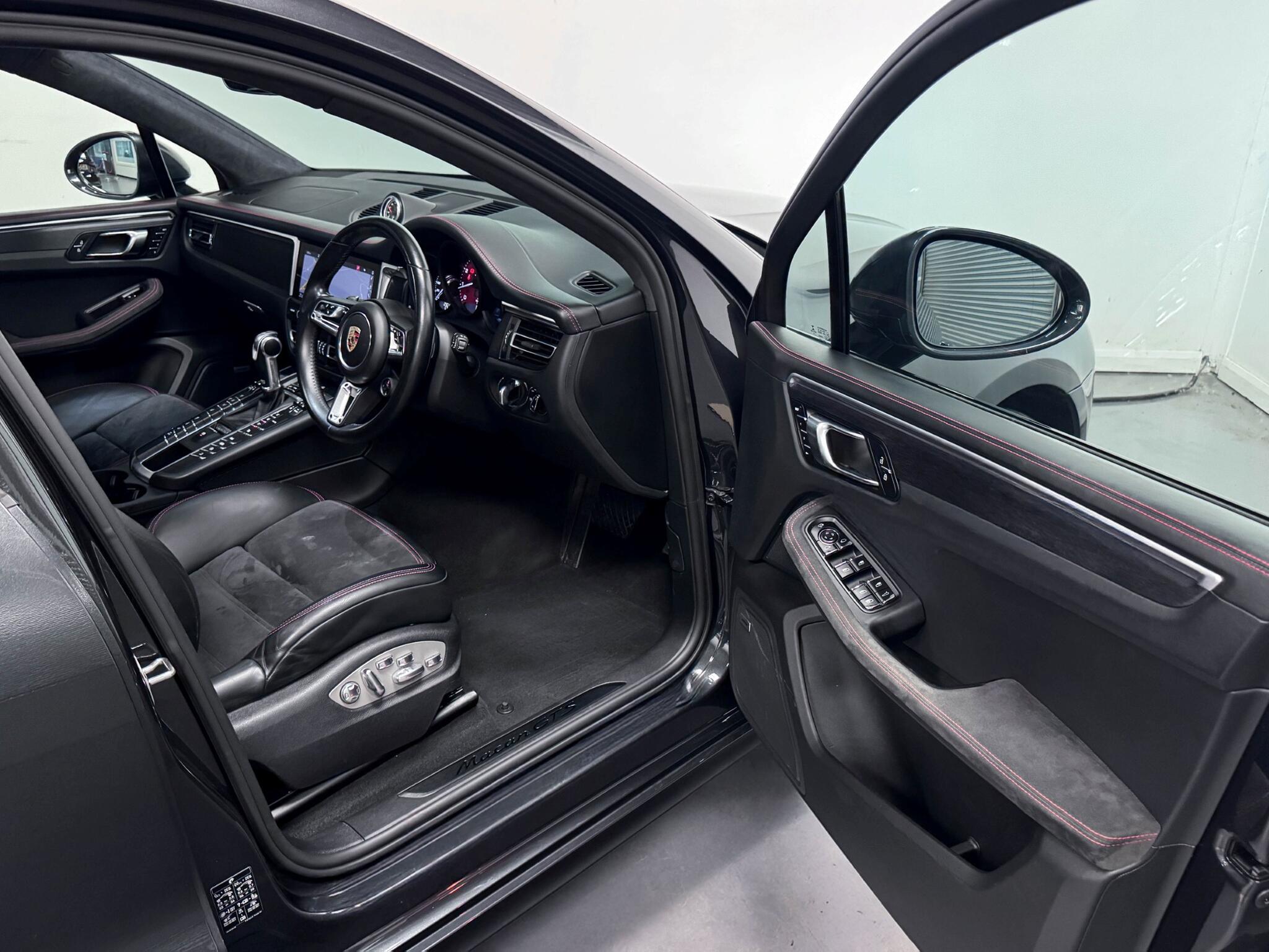 Porsche Macan view 19