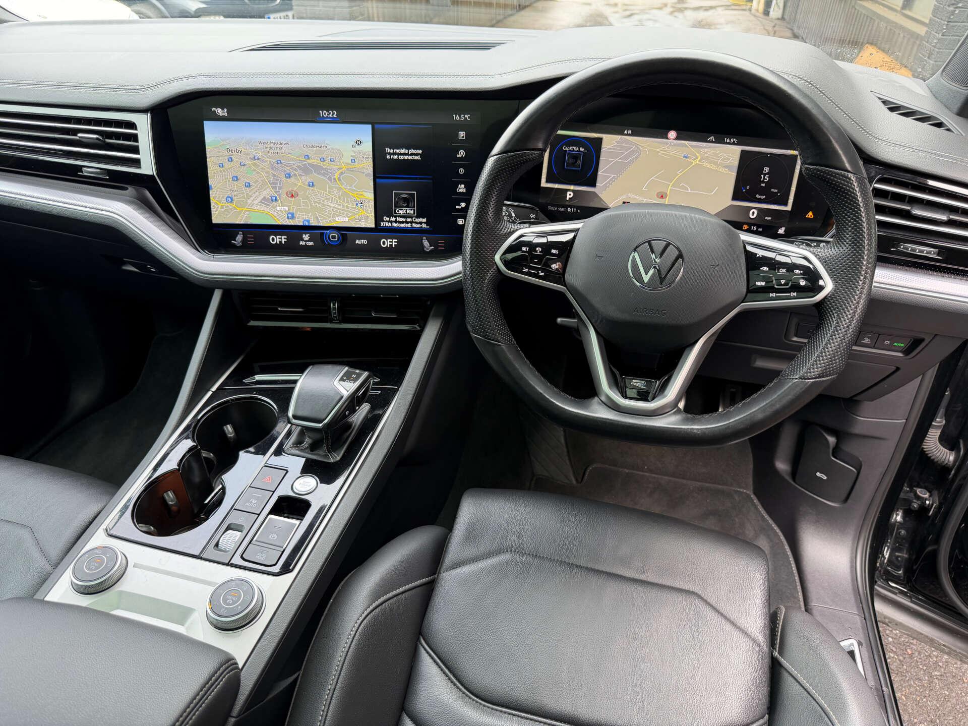 Volkswagen Touareg view 4