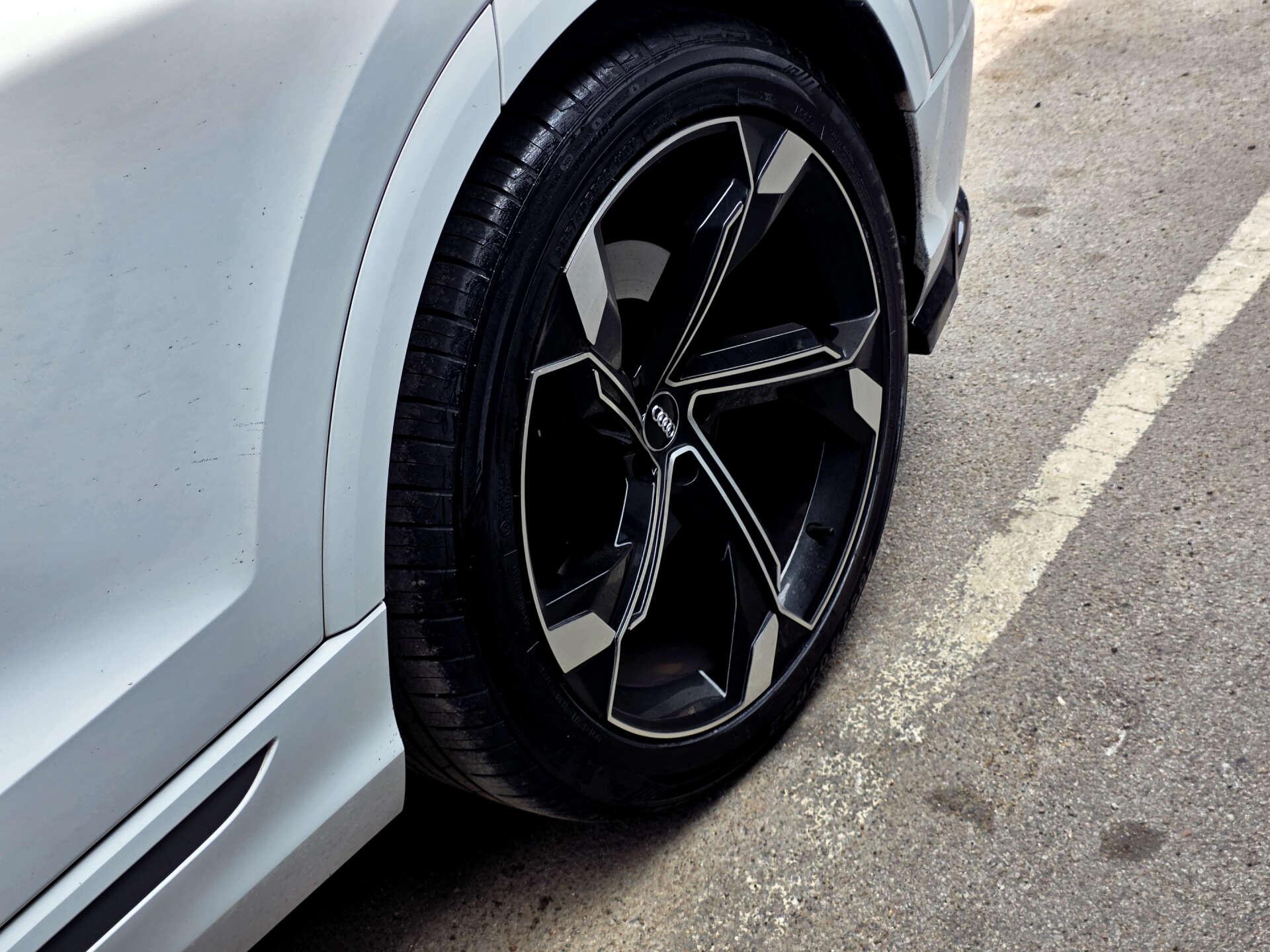 Audi Q8 view 18