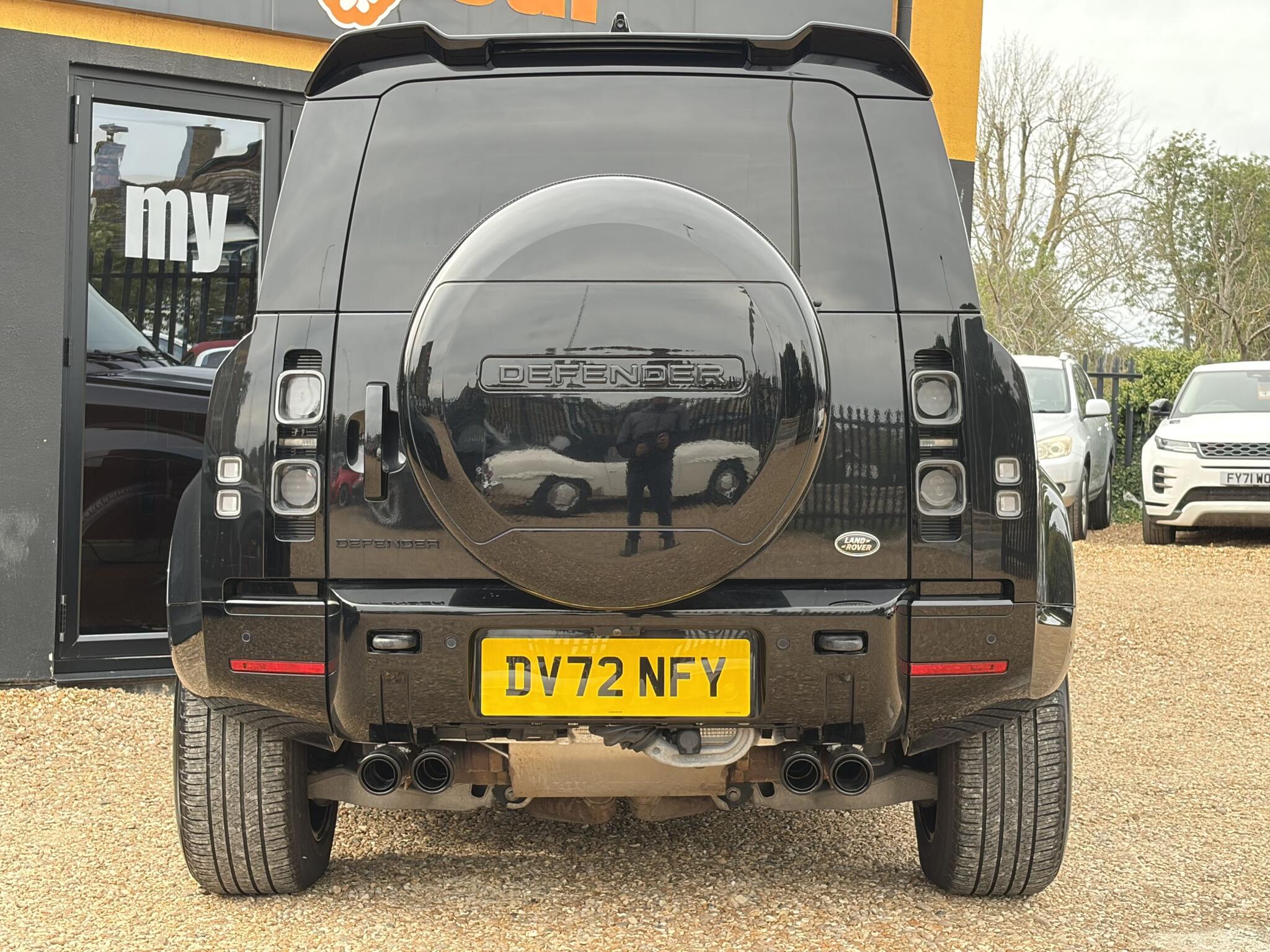 Land Rover Defender 110 view 10