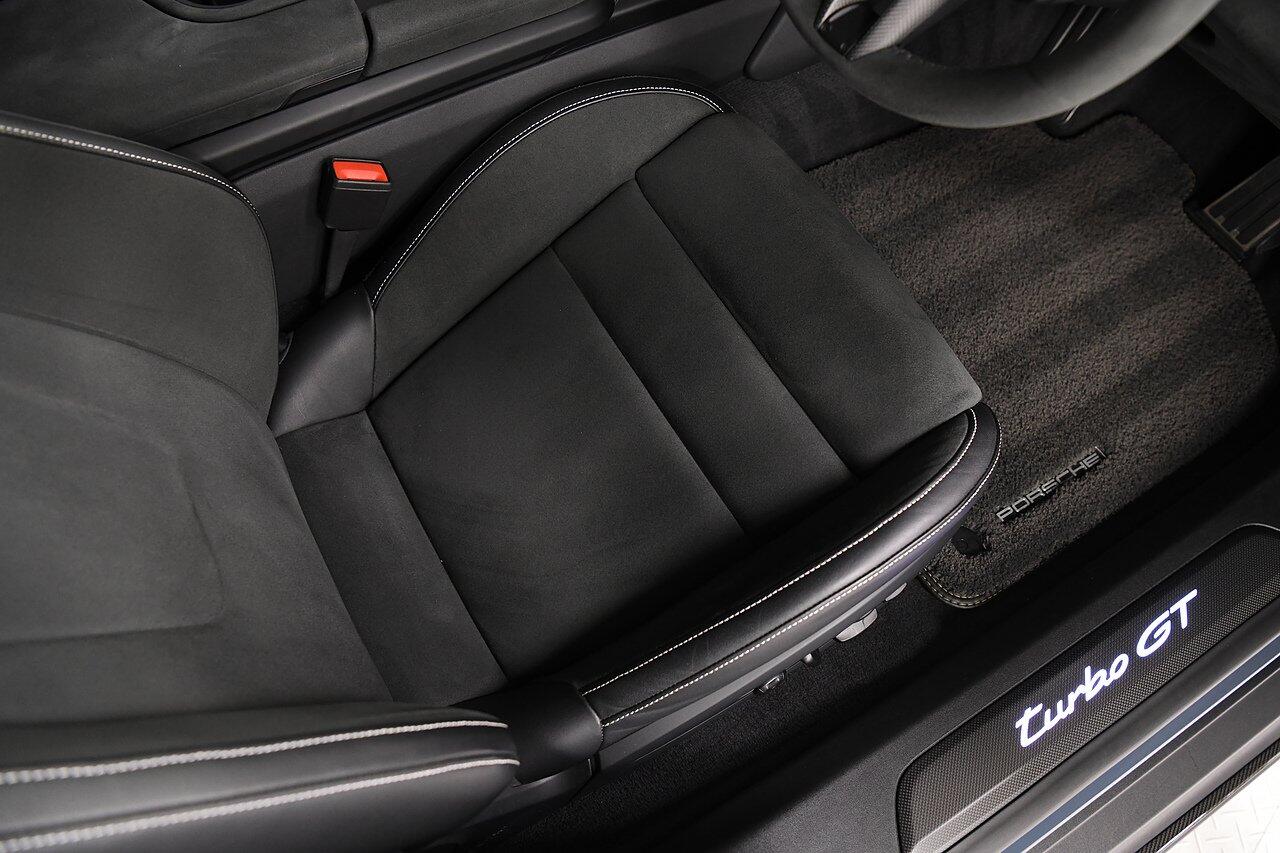 Porsche Taycan view 10