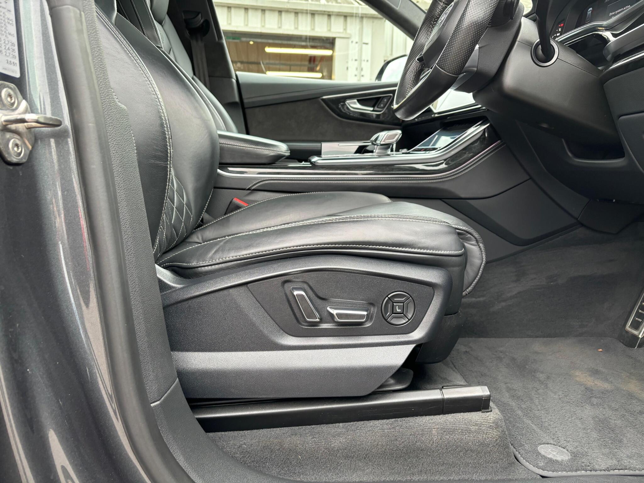 Audi Q8 view 28