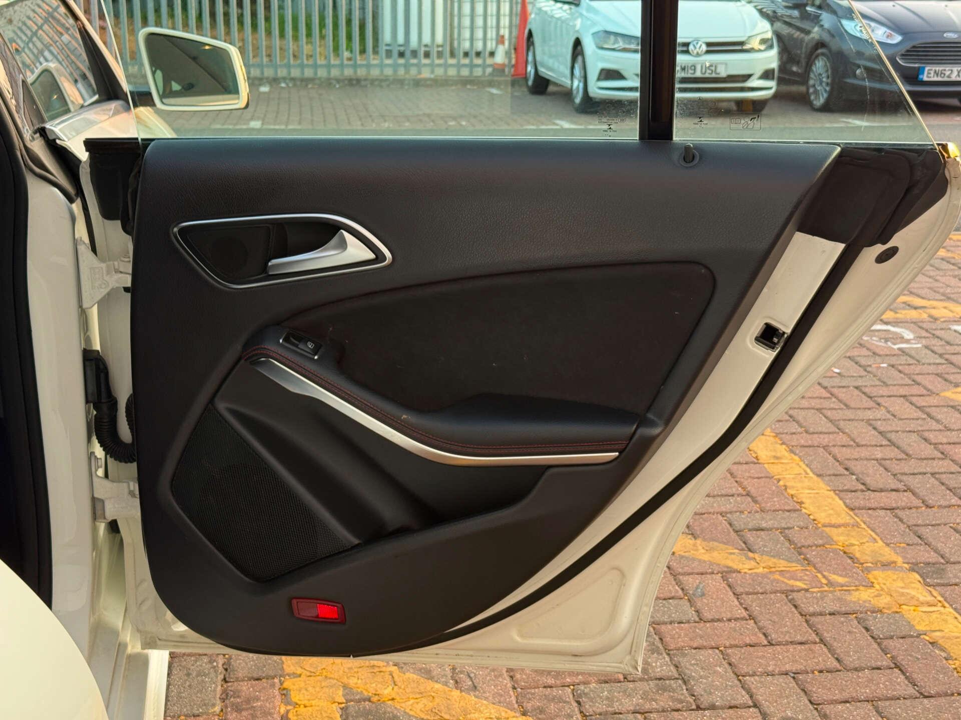 Mercedes-Benz Cla view 25