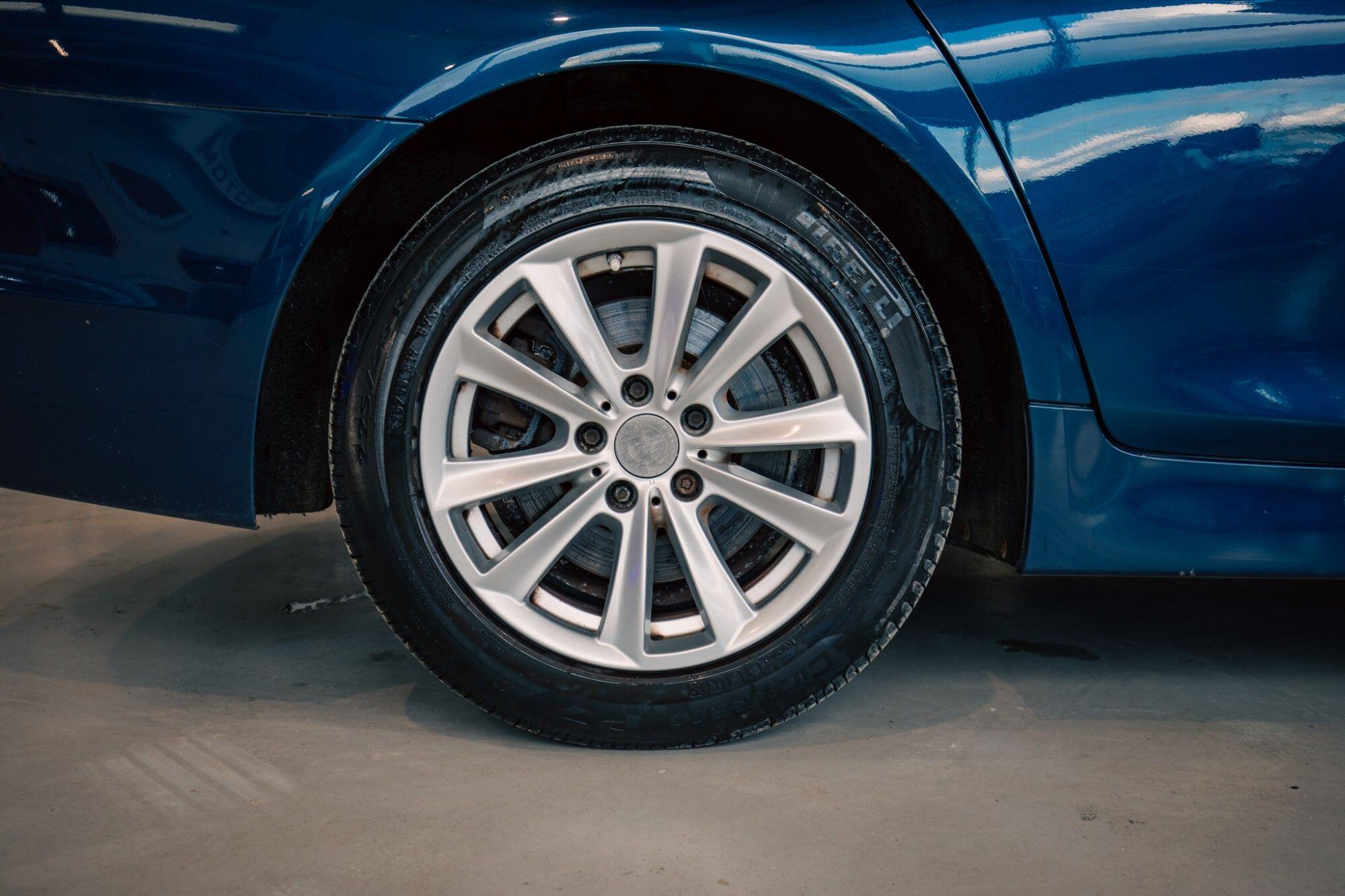 BMW 5 Series view 7