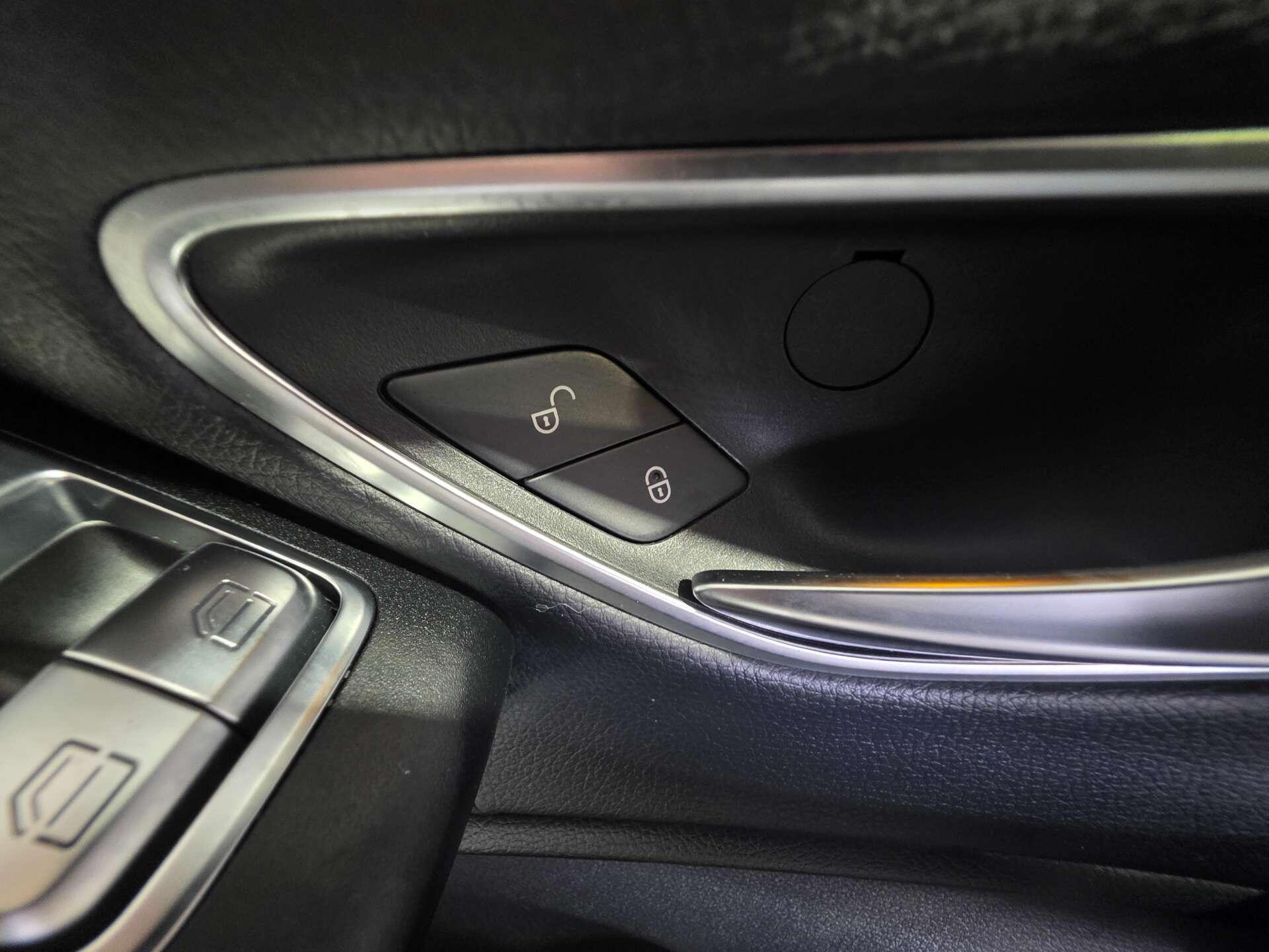 Mercedes-Benz C-Class view 12