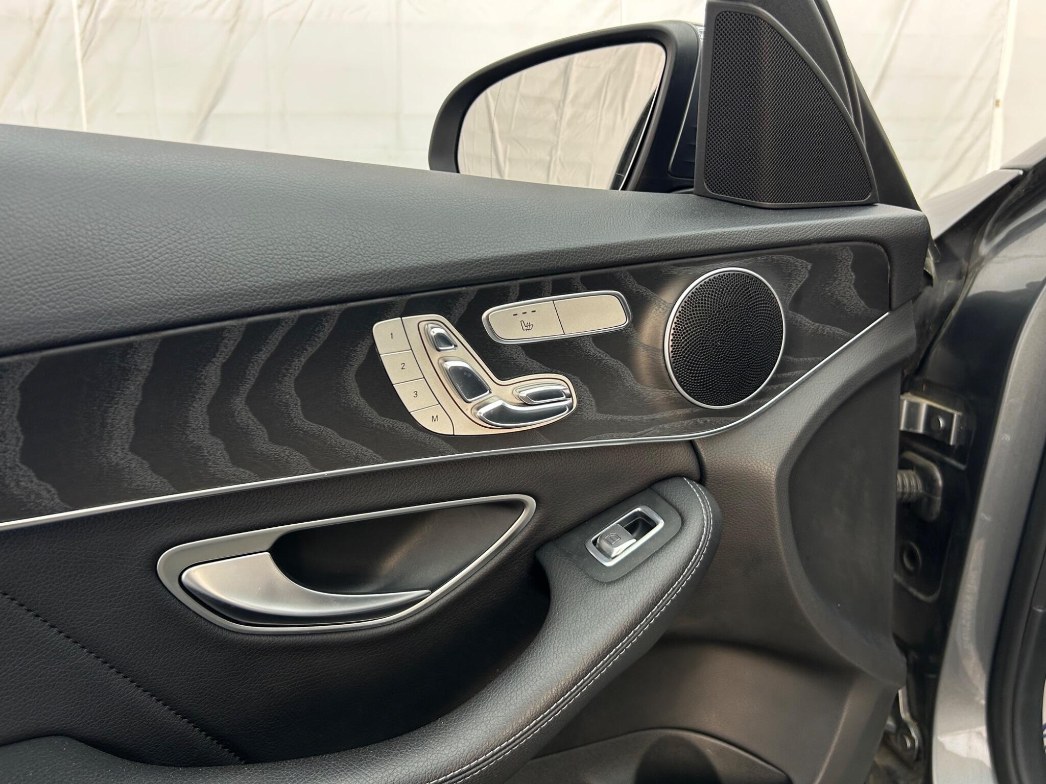Mercedes-Benz C Class view 32