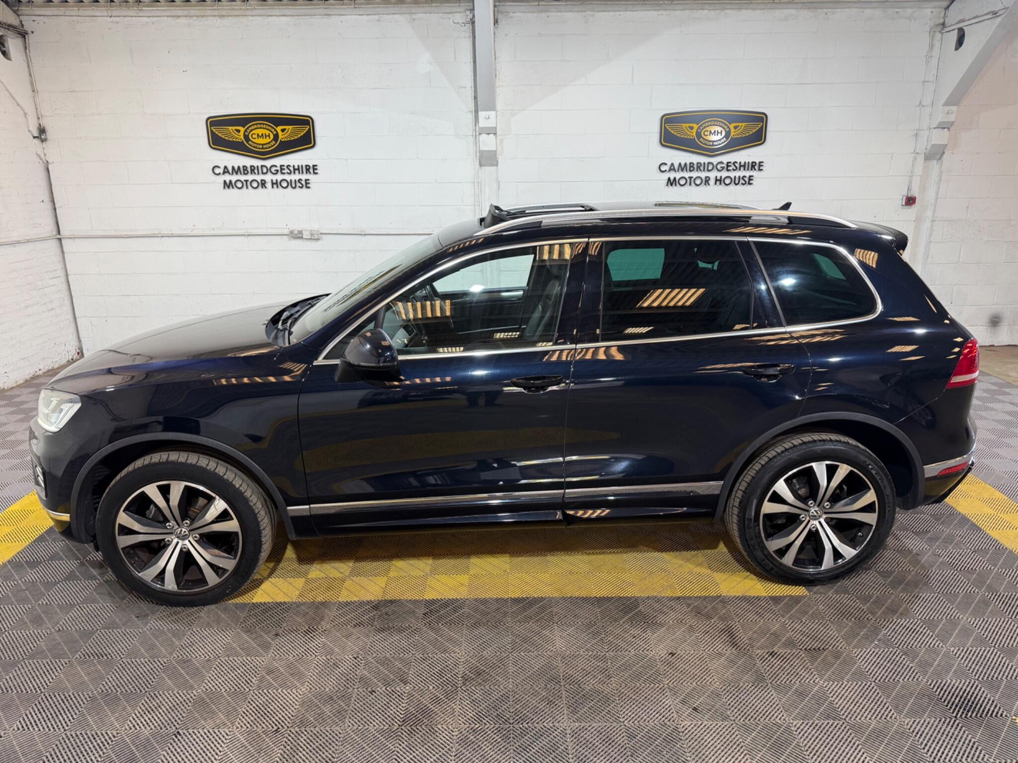 Volkswagen Touareg view 12